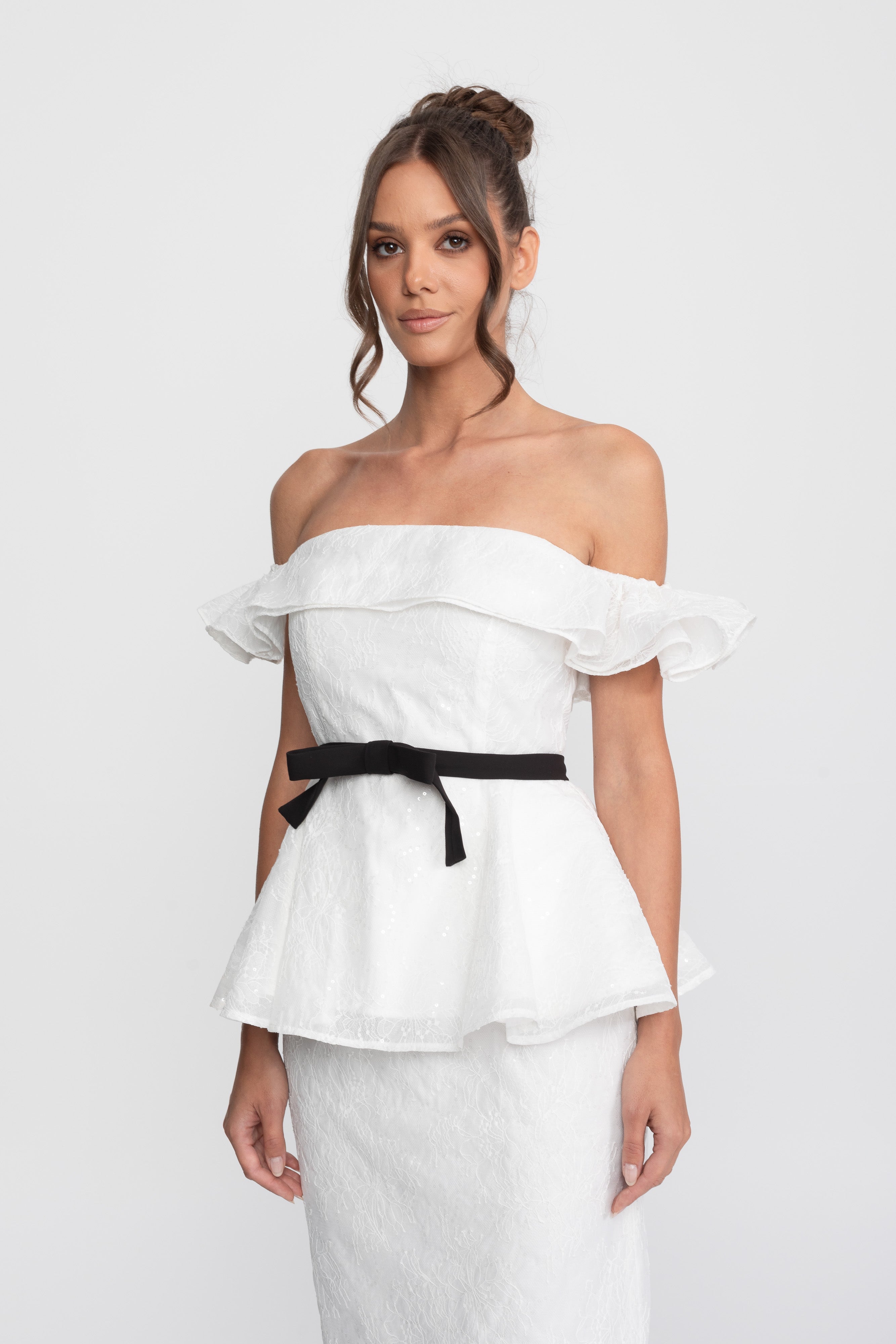 Ensemble top et jupe péplum à épaules dénudées avec ceinture ruban noire - Blanc