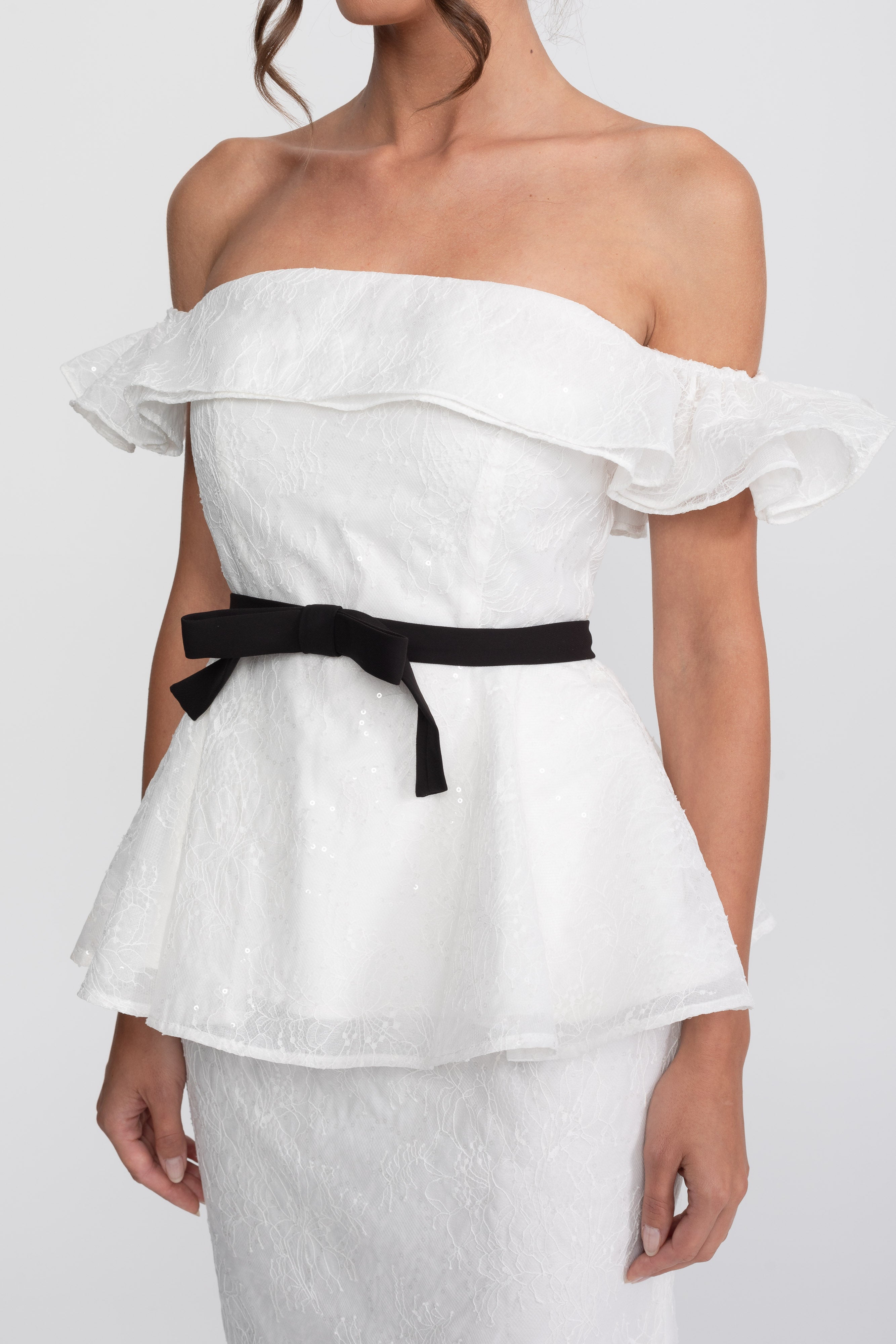 Ensemble top et jupe péplum à épaules dénudées avec ceinture ruban noire - Blanc