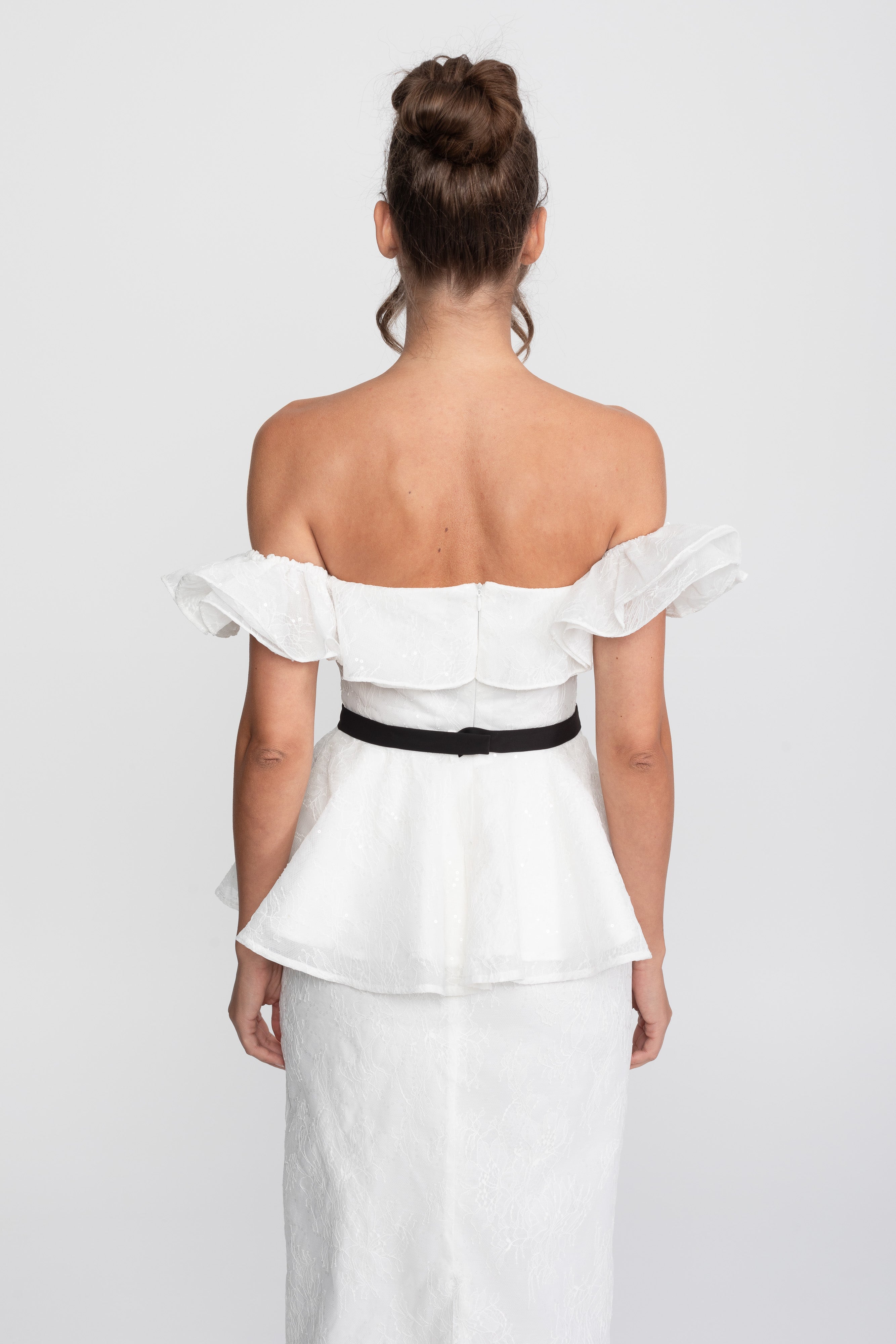 Ensemble top et jupe péplum à épaules dénudées avec ceinture ruban noire - Blanc