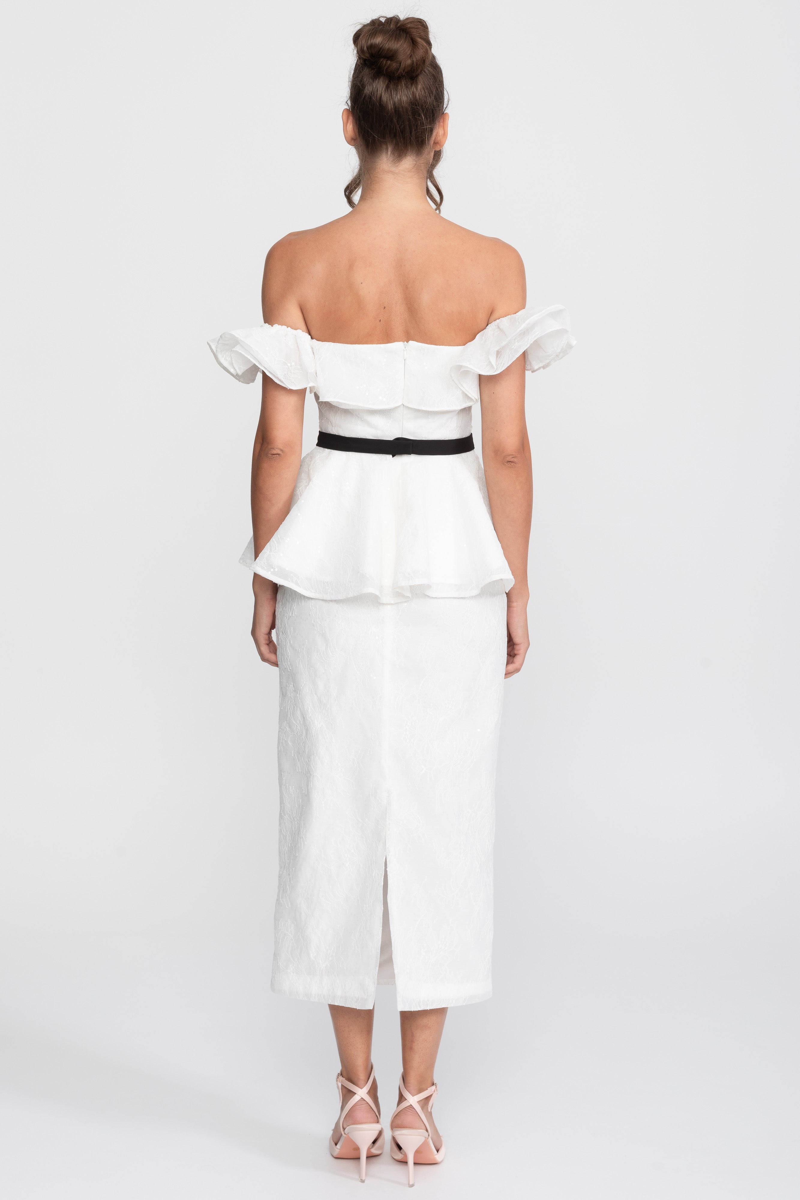 Ensemble top et jupe péplum à épaules dénudées avec ceinture ruban noire - Blanc