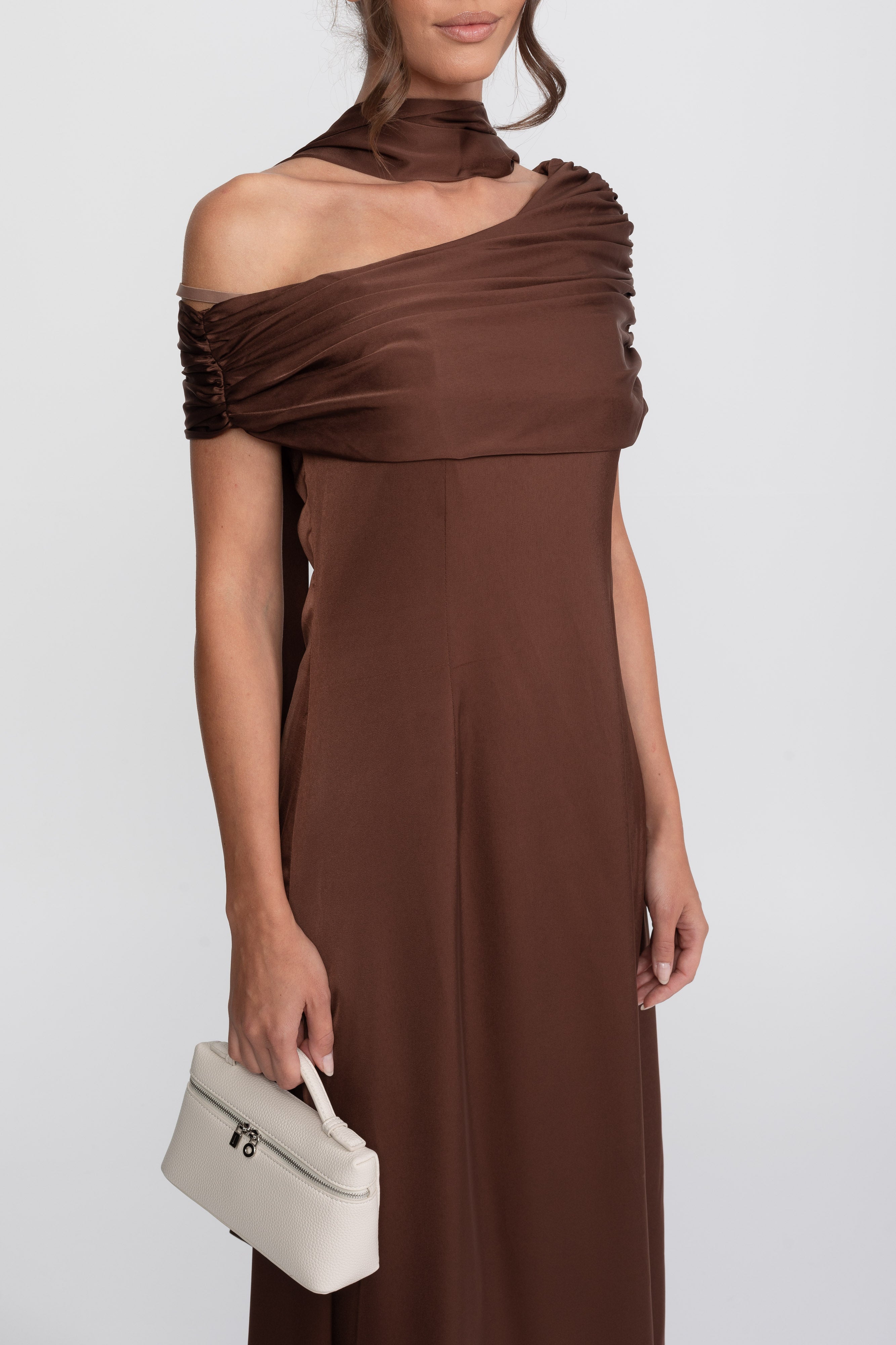 Robe en satin drapée à une épaule avec effet portefeuille froncé - Marron
