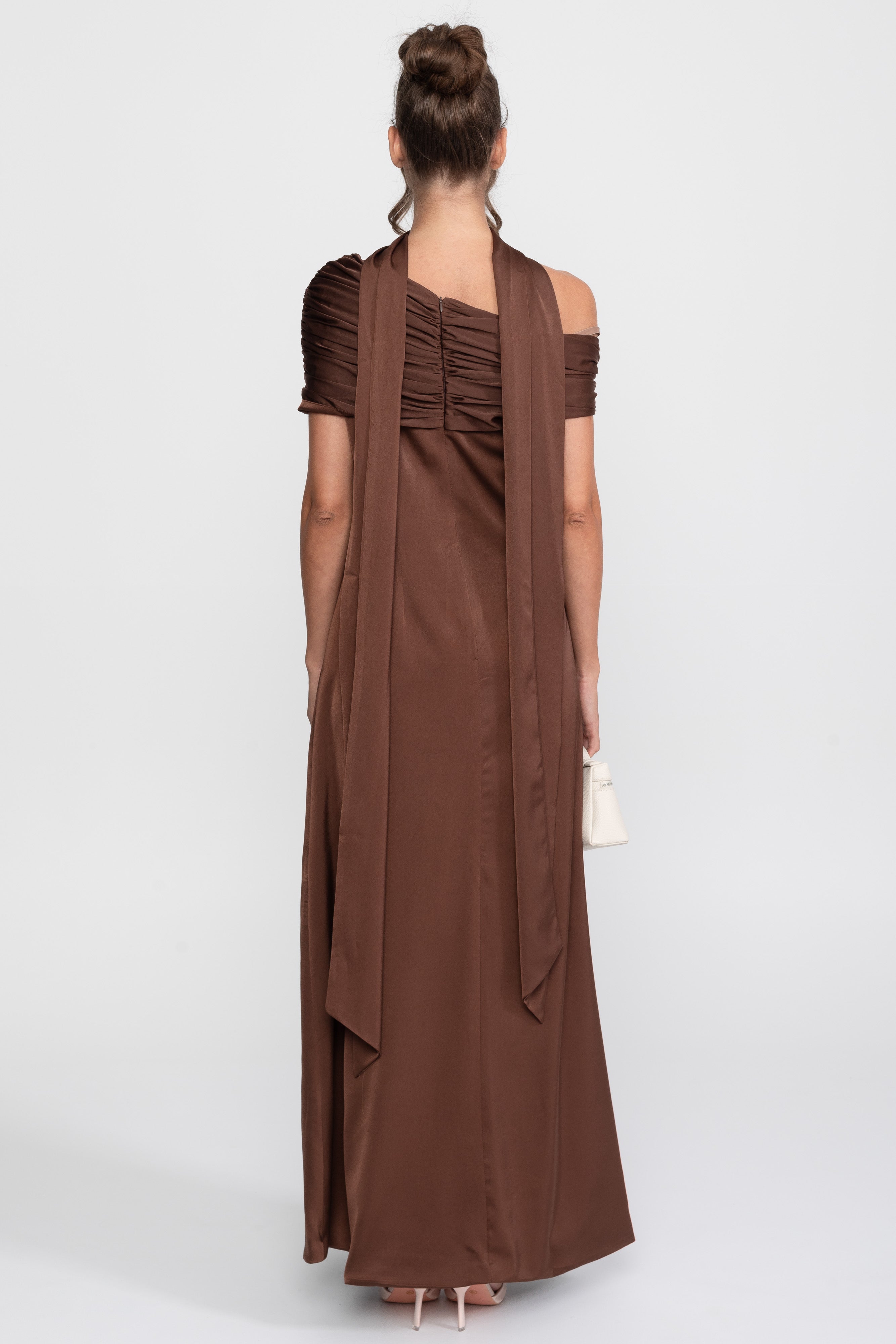 Robe en satin drapée à une épaule avec effet portefeuille froncé - Marron