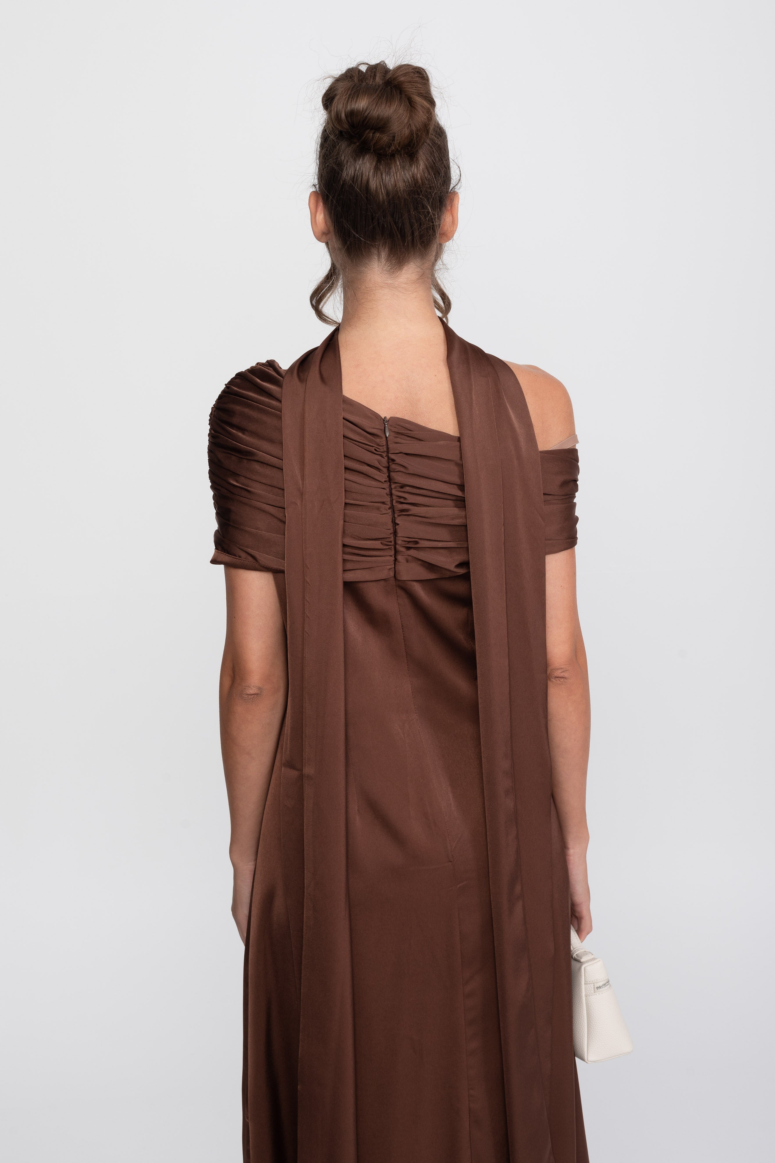 Robe en satin drapée à une épaule avec effet portefeuille froncé - Marron