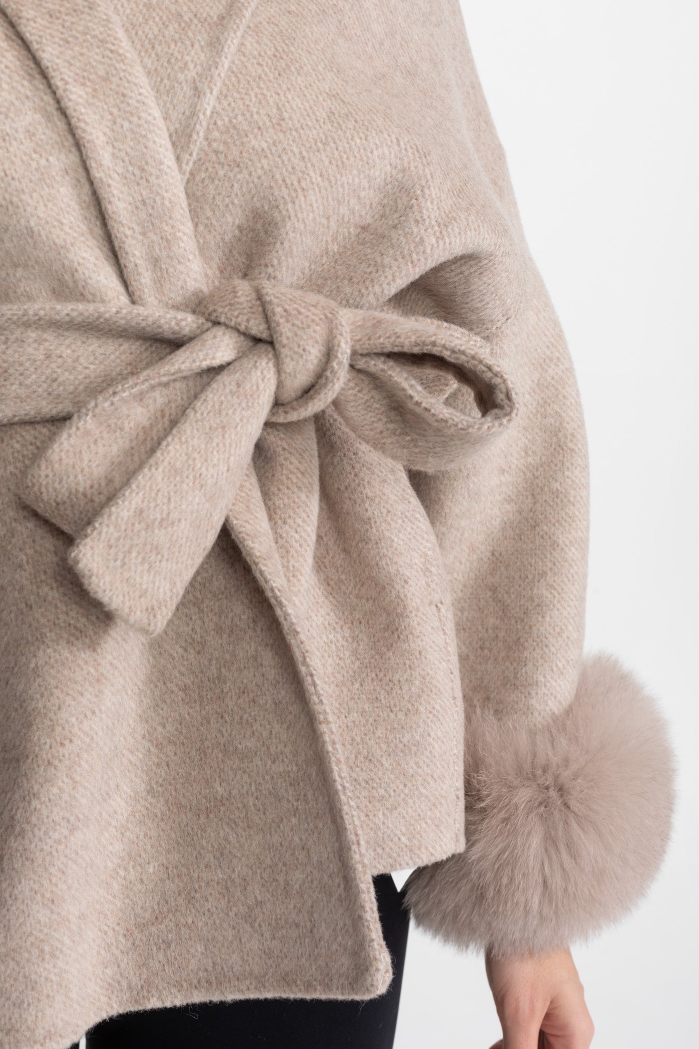 Veste portefeuille en mélange de laine avec poignets en fourrure de renard – Beige