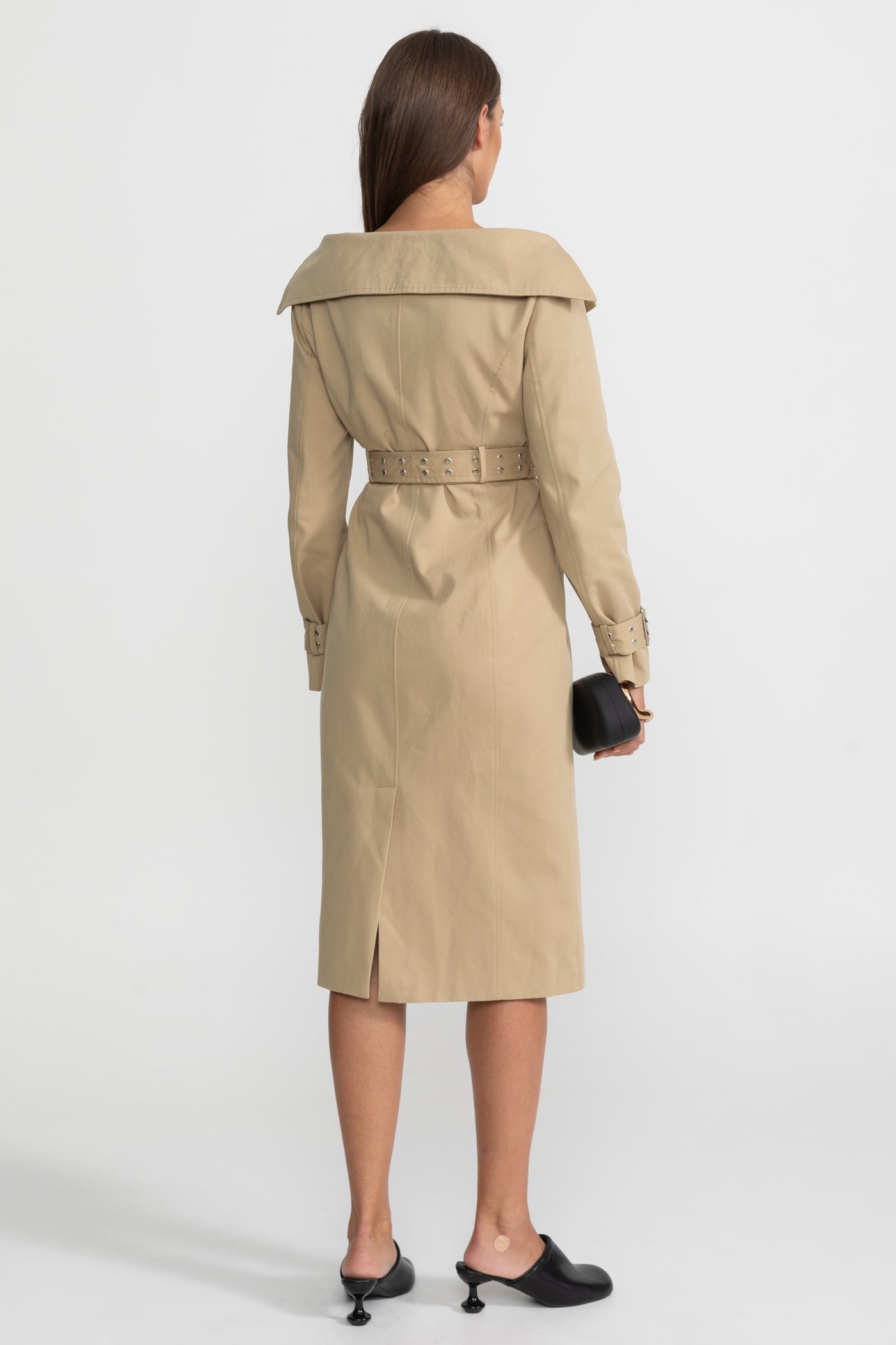 Robe trench-coat croisée à épaules dénudées avec taille ceinturée – Marron