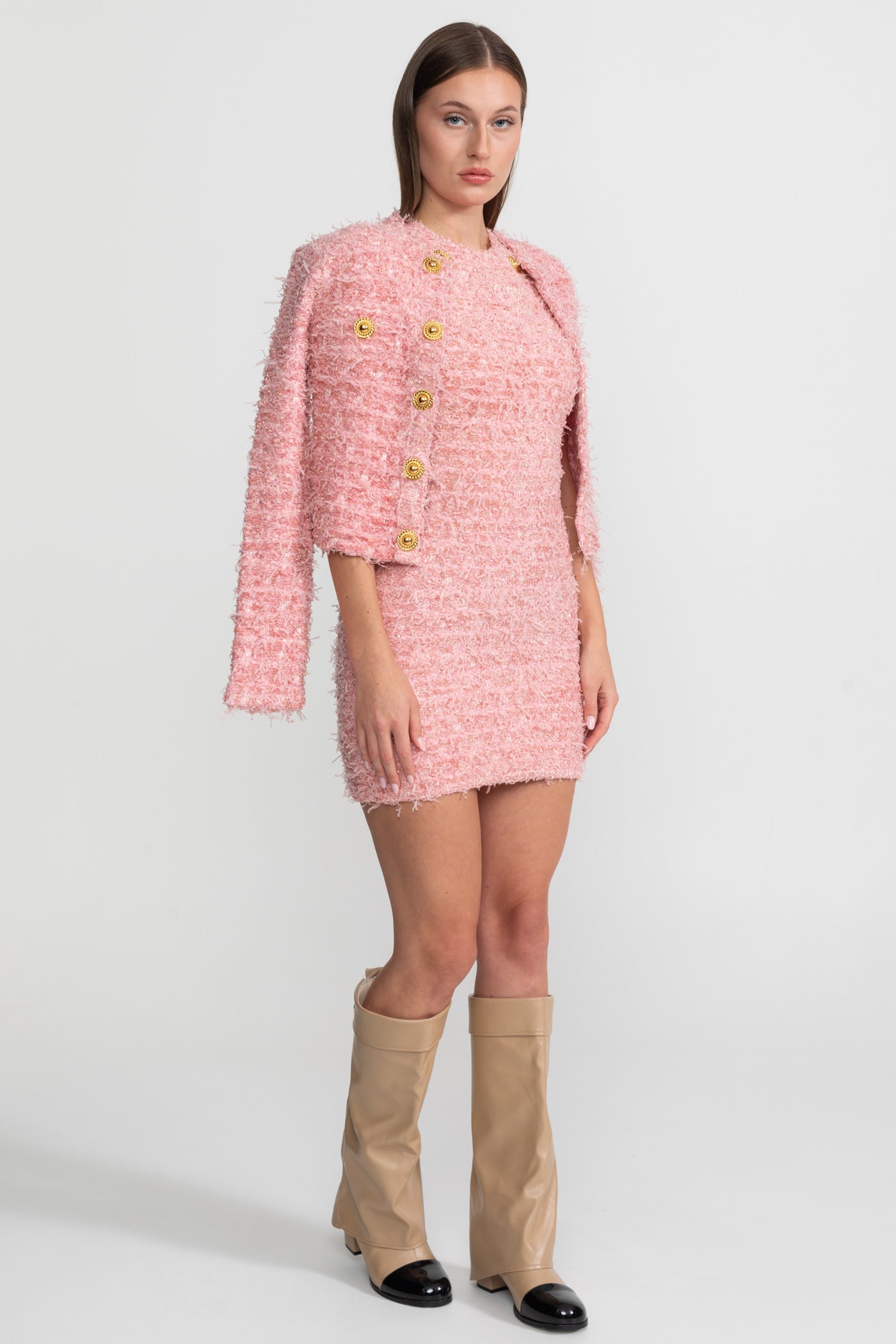 Veste en tweed texturé avec ornements de boutons dorés – Rose