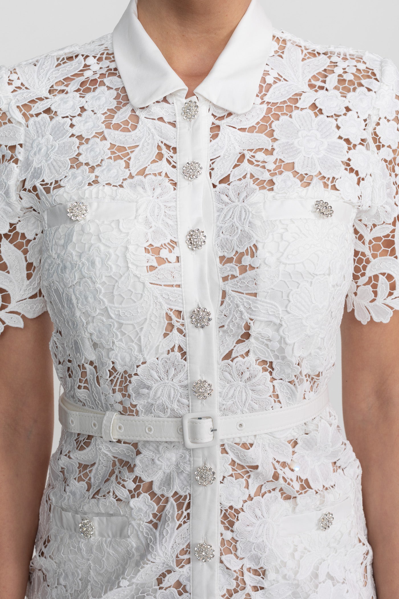 Robe midi à manches courtes en dentelle avec col chemise et taille ceinturée - Blanc