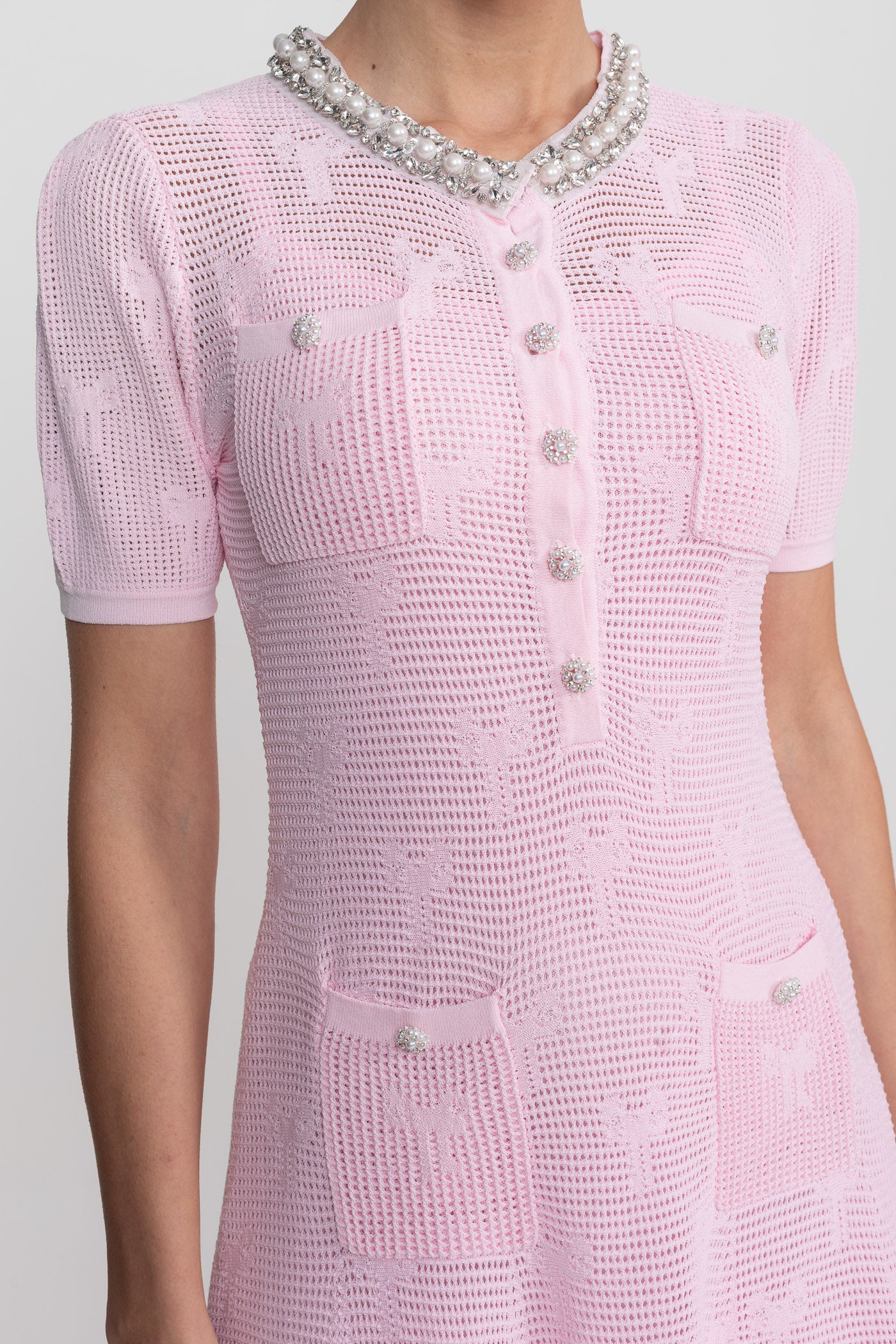 Robe courte texturée à manches courtes avec encolure ornée de perles et boutons en cristal - Rose