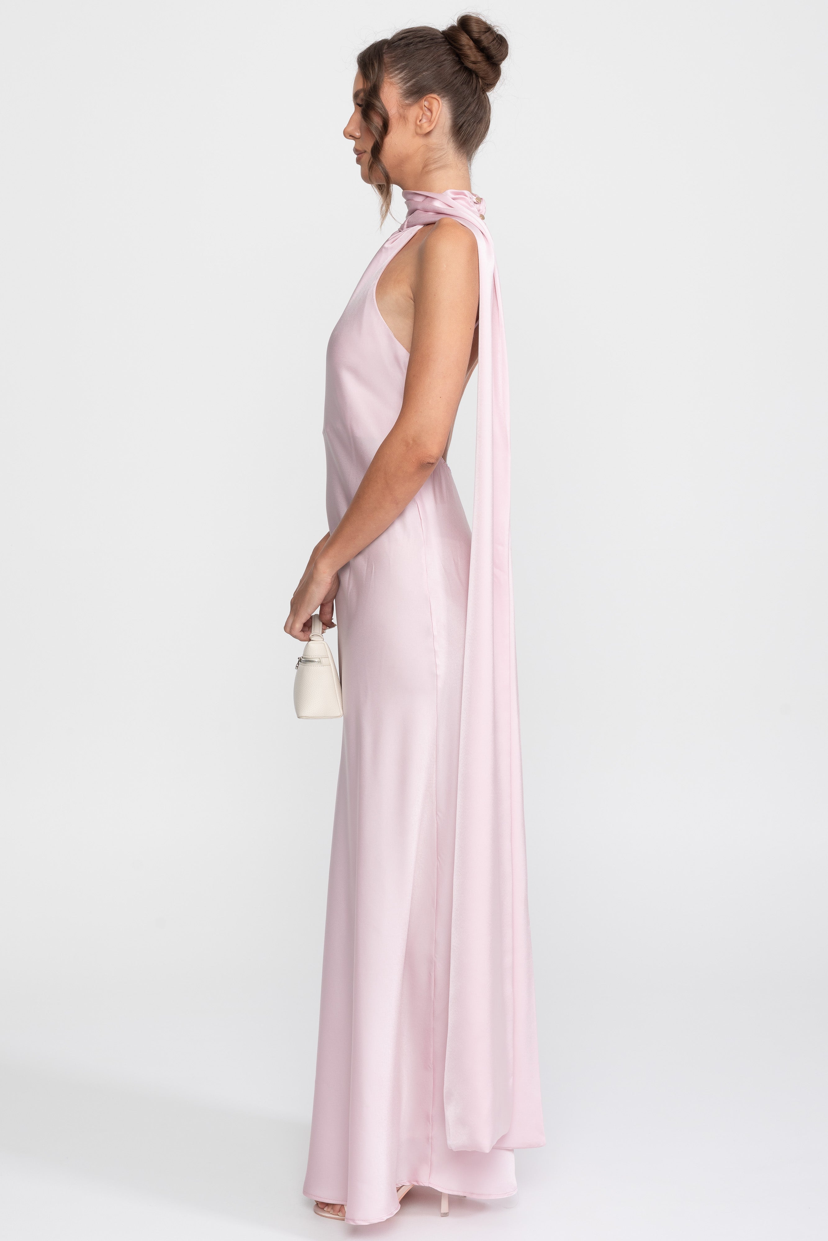 Robe slip en satin à col halter twist avec encolure asymétrique - Rose