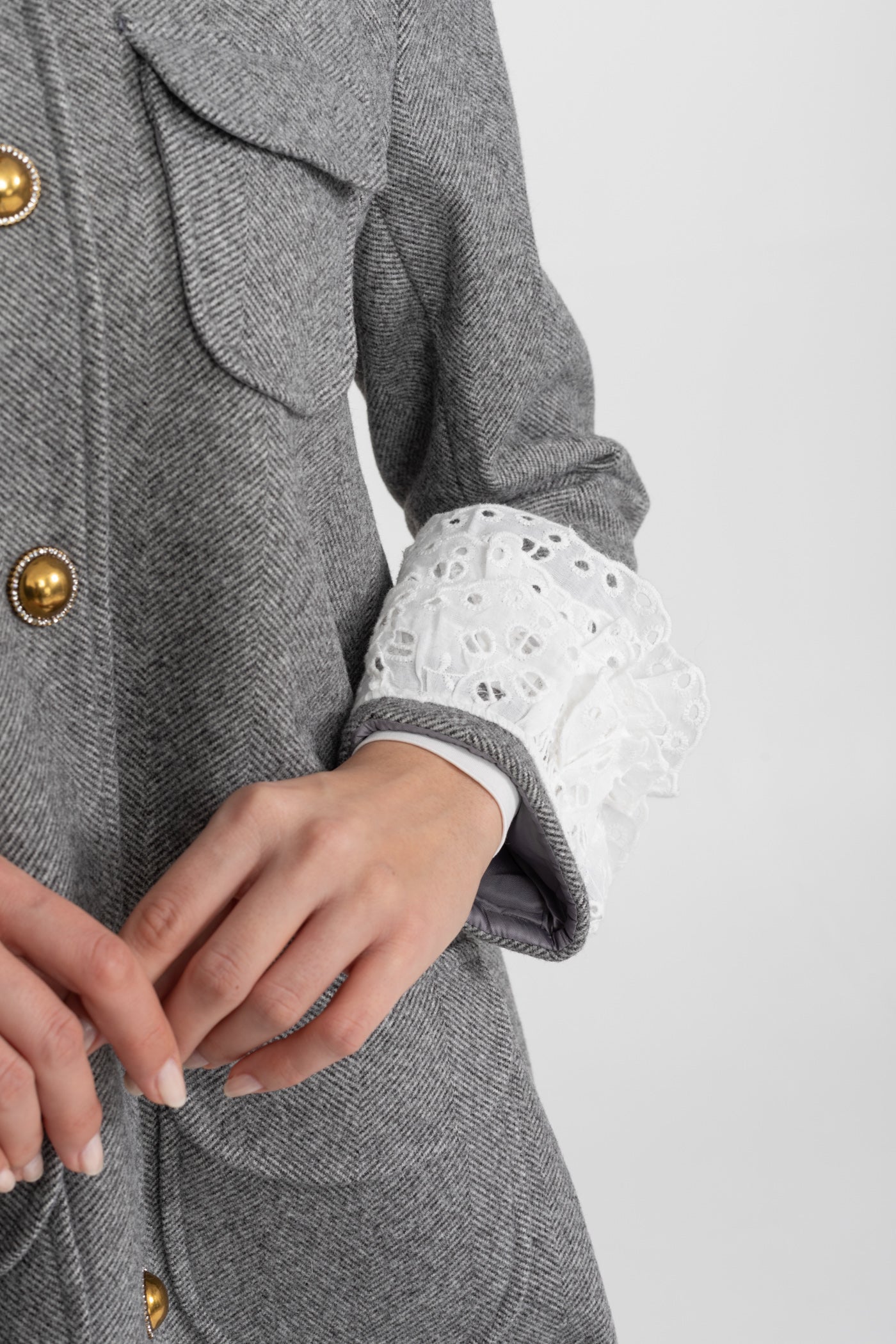 Manteau Mini avec Col en Dentelle Orné de Perles – Gris