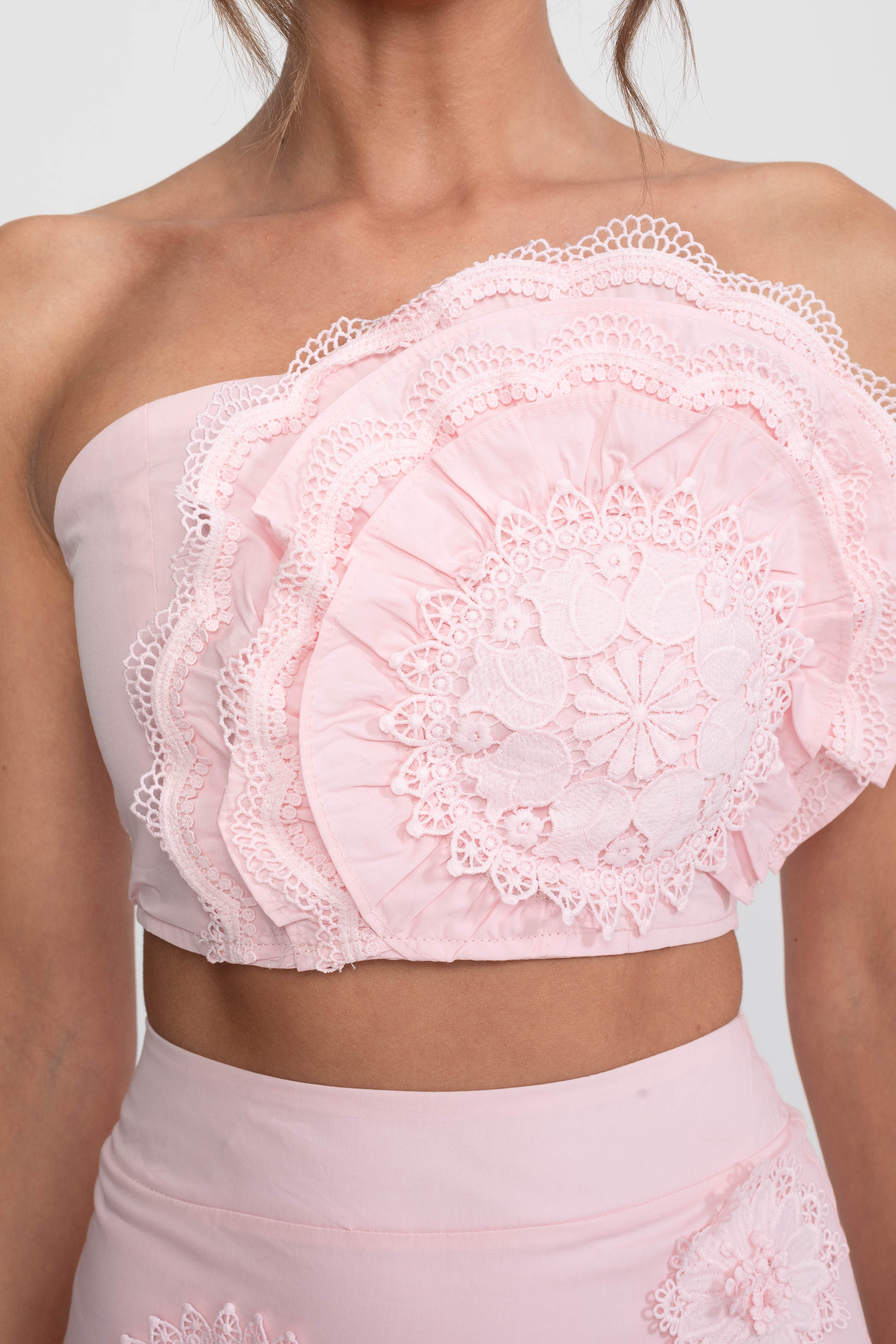 Ensemble deux pièces en crochet avec médaillon et jupe longue à volants - Rose
