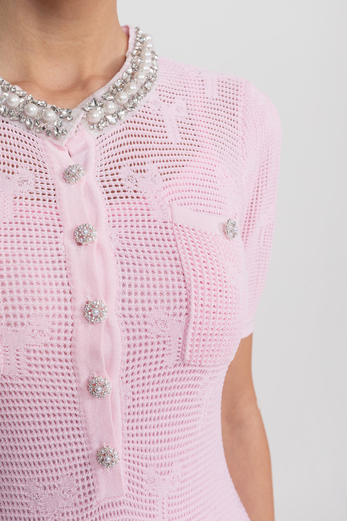 Robe courte texturée à manches courtes avec encolure ornée de perles et boutons en cristal - Rose