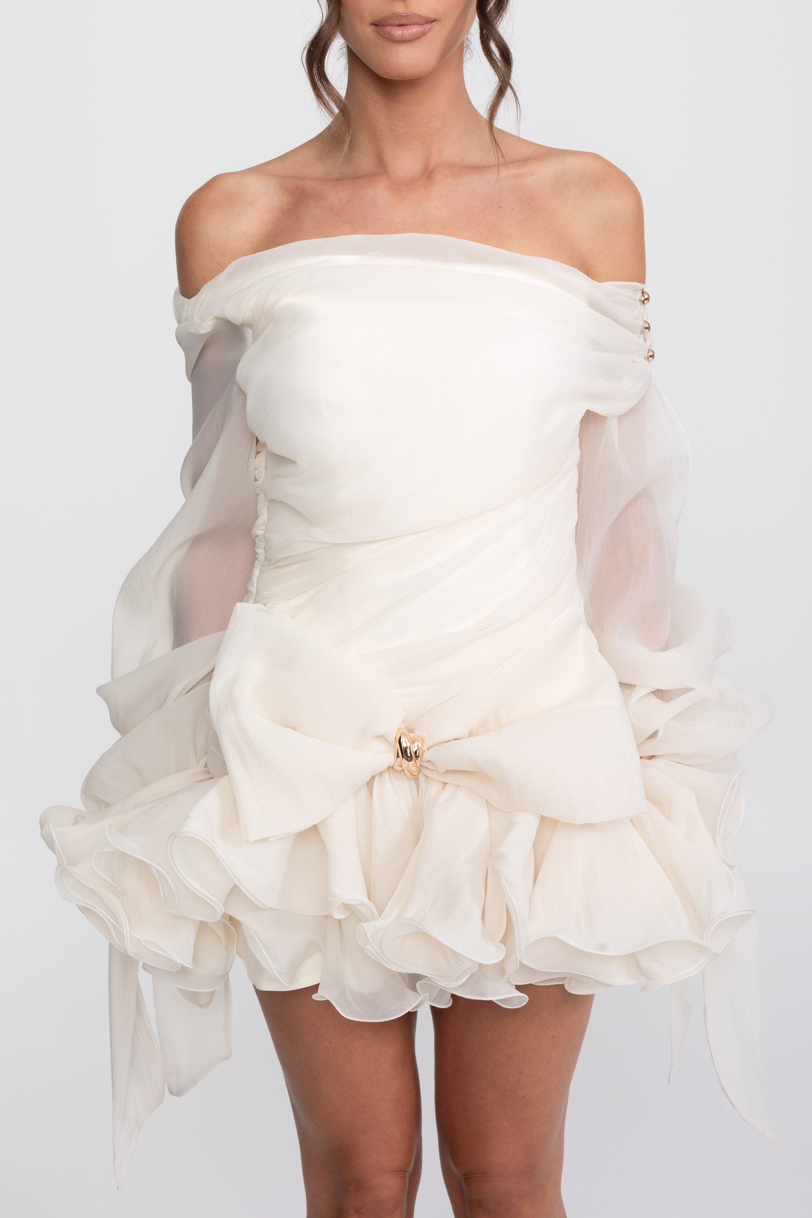 Robe mini à épaules dénudées avec nœud et volants, boucle dorée - Ivoire