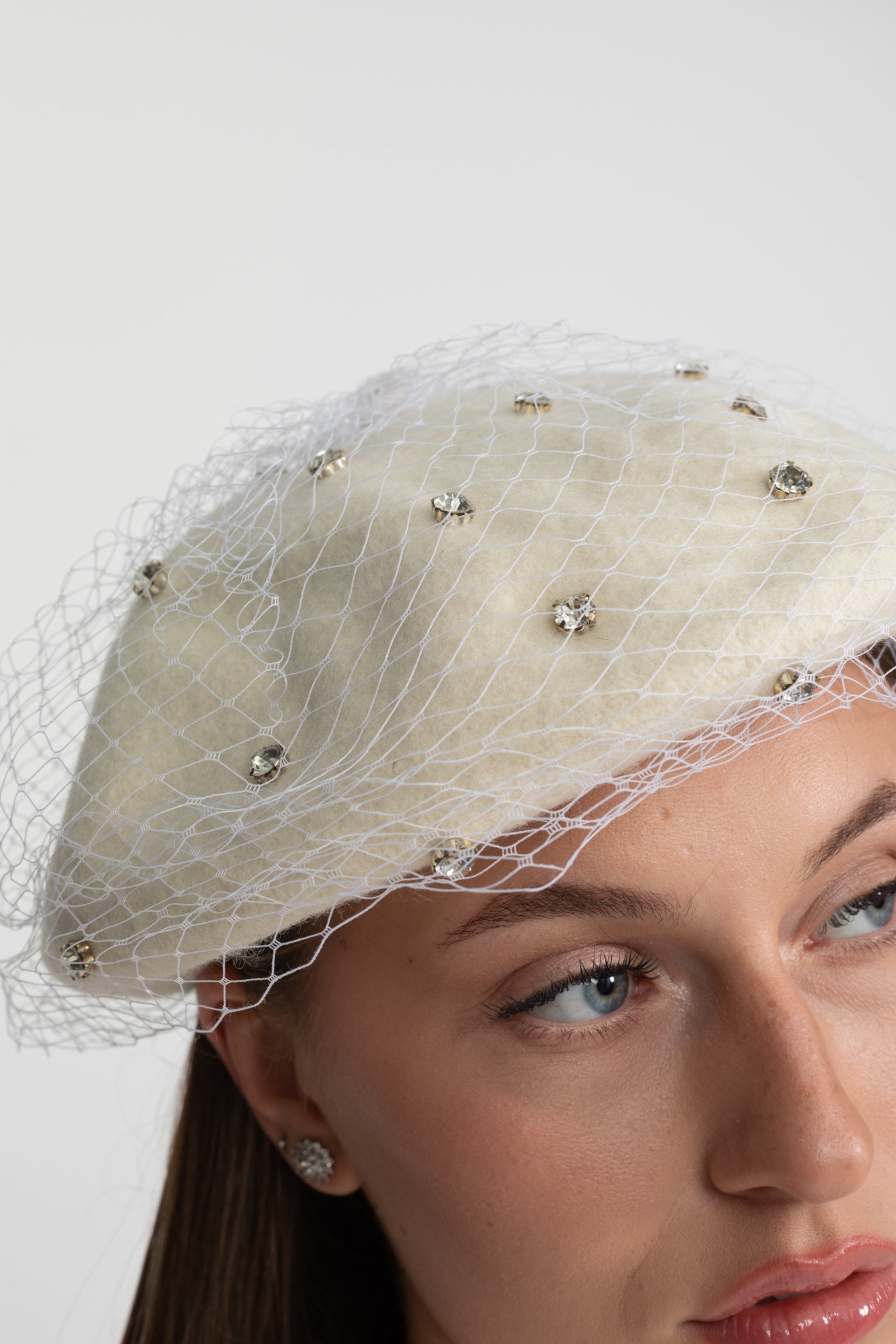 Béret en laine orné avec voile – Ivoire