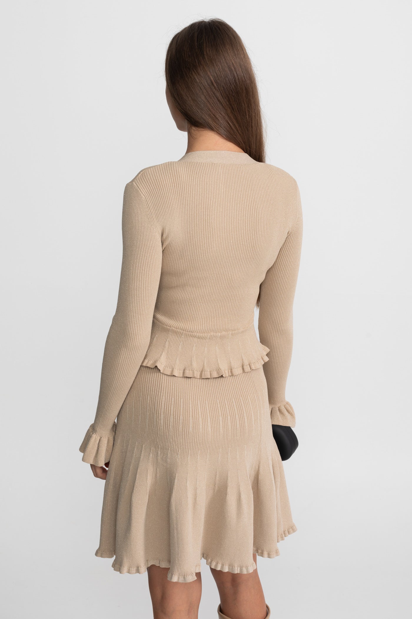Robe en maille côtelée avec taille à basque et ourlet évasé – Beige