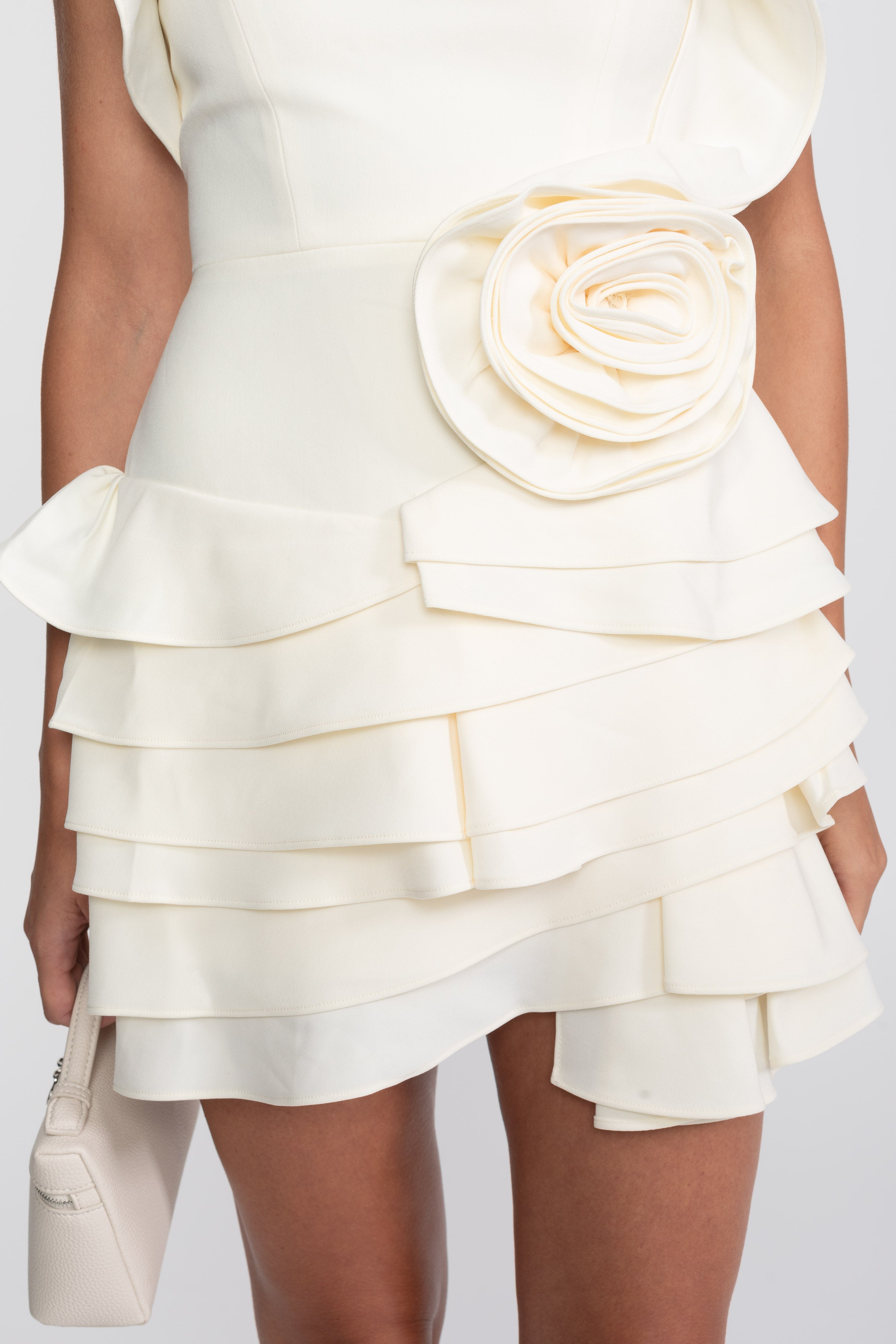 Robe mini bustier à volants et rosette avec corsage plissé - Ivoire
