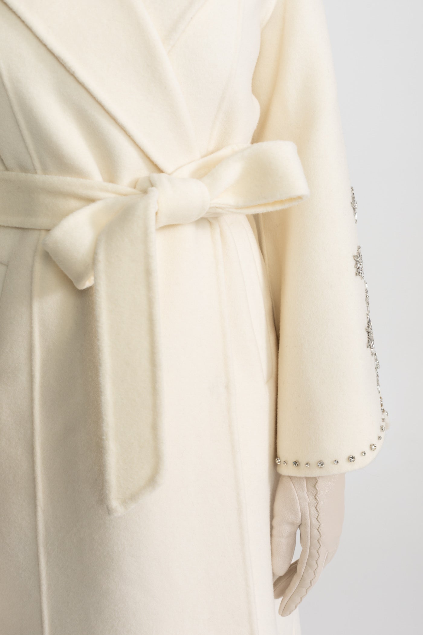 Manteau en laine orné avec col en fourrure de renard – Ivoire