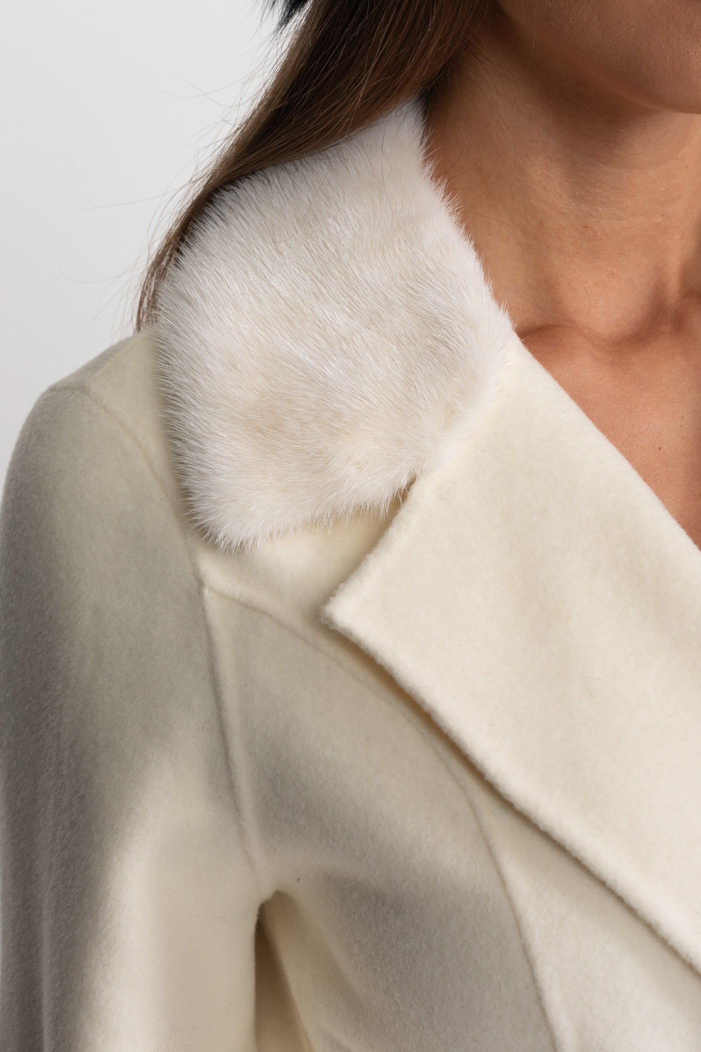 Manteau en laine orné avec col en fourrure de renard – Ivoire