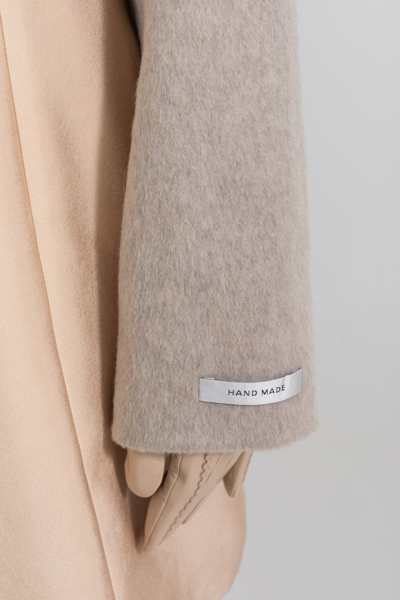 Veste courte en laine avec col en fourrure de renard – Taupe