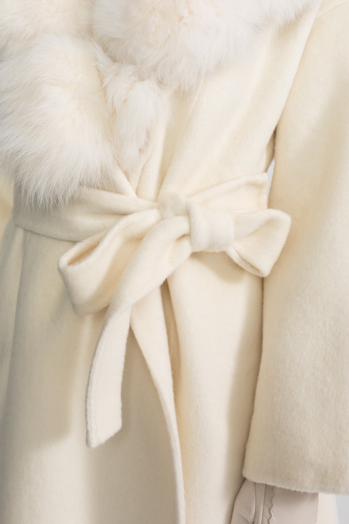 Manteau en laine avec col en fourrure de renard et ceinture à nouer – Ivoire