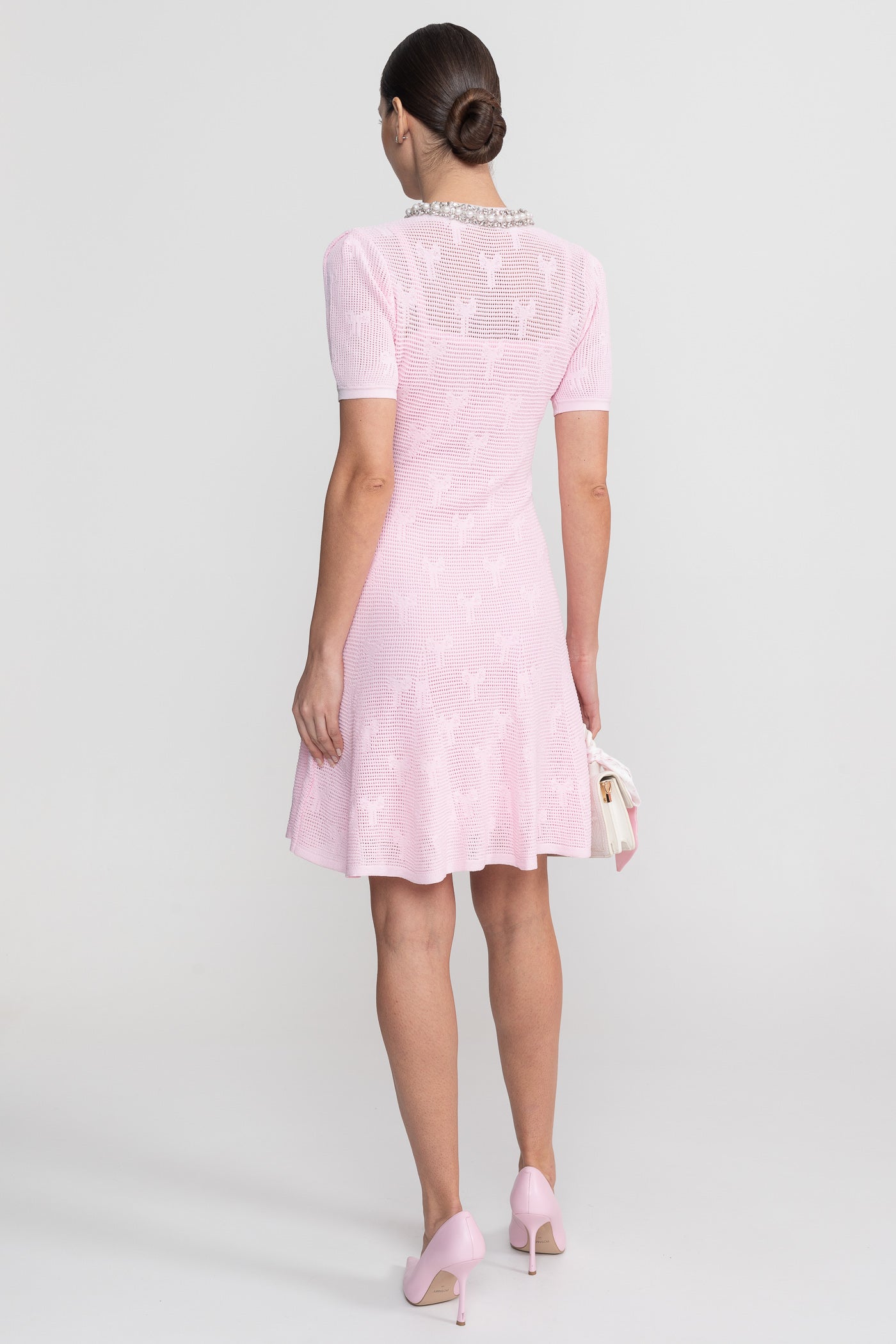 Robe courte texturée à manches courtes avec encolure ornée de perles et boutons en cristal - Rose