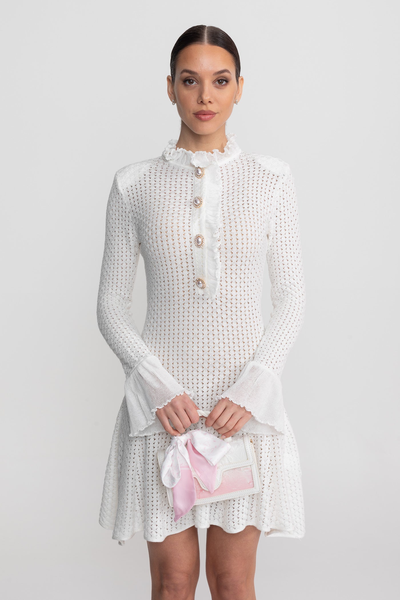 Robe Mini en Maille Ouverte avec Col Montant à Volants et Patte de Boutonnage à Perles - Blanc