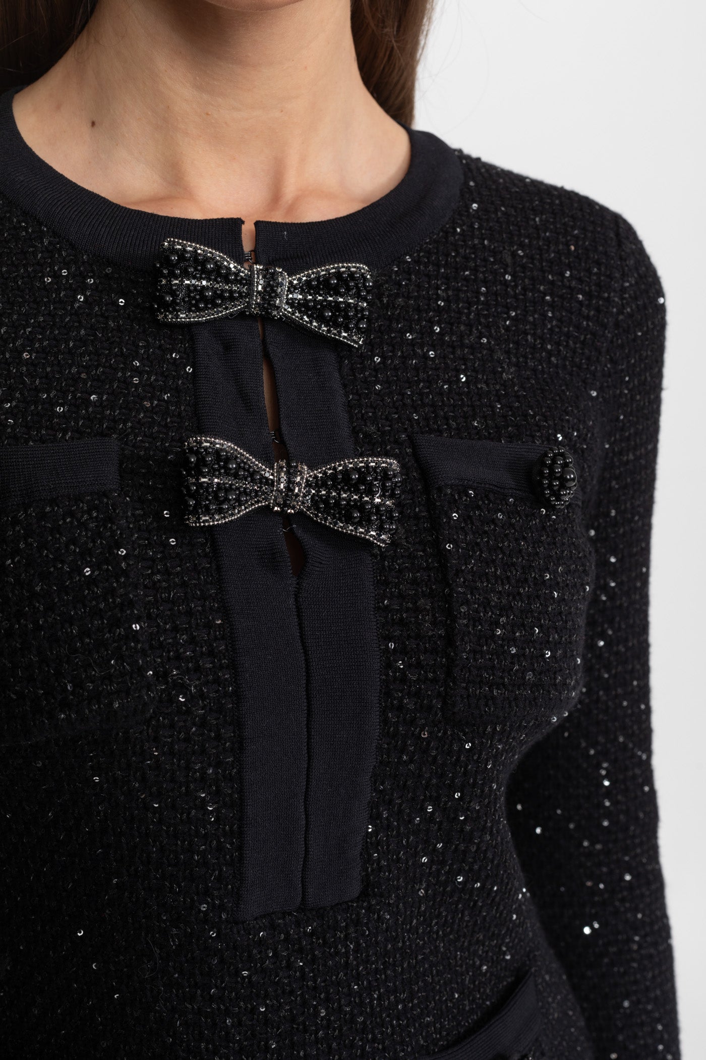 Ensemble coordonné en tweed orné avec fermetures à nœud et jupe midi – Noir