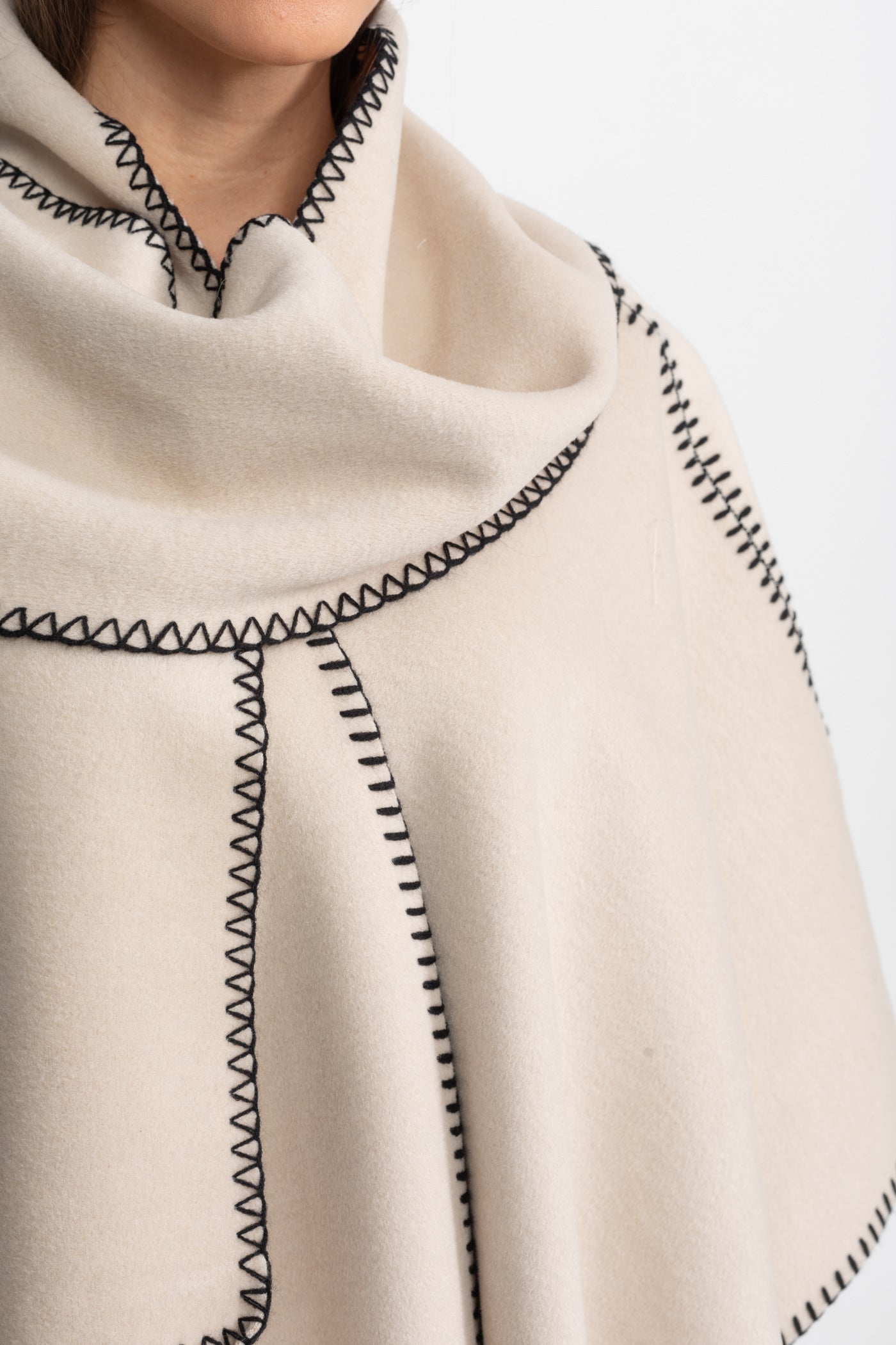 Poncho en mélange de laine avec bordure contrastante en point de surjet – Ivoire