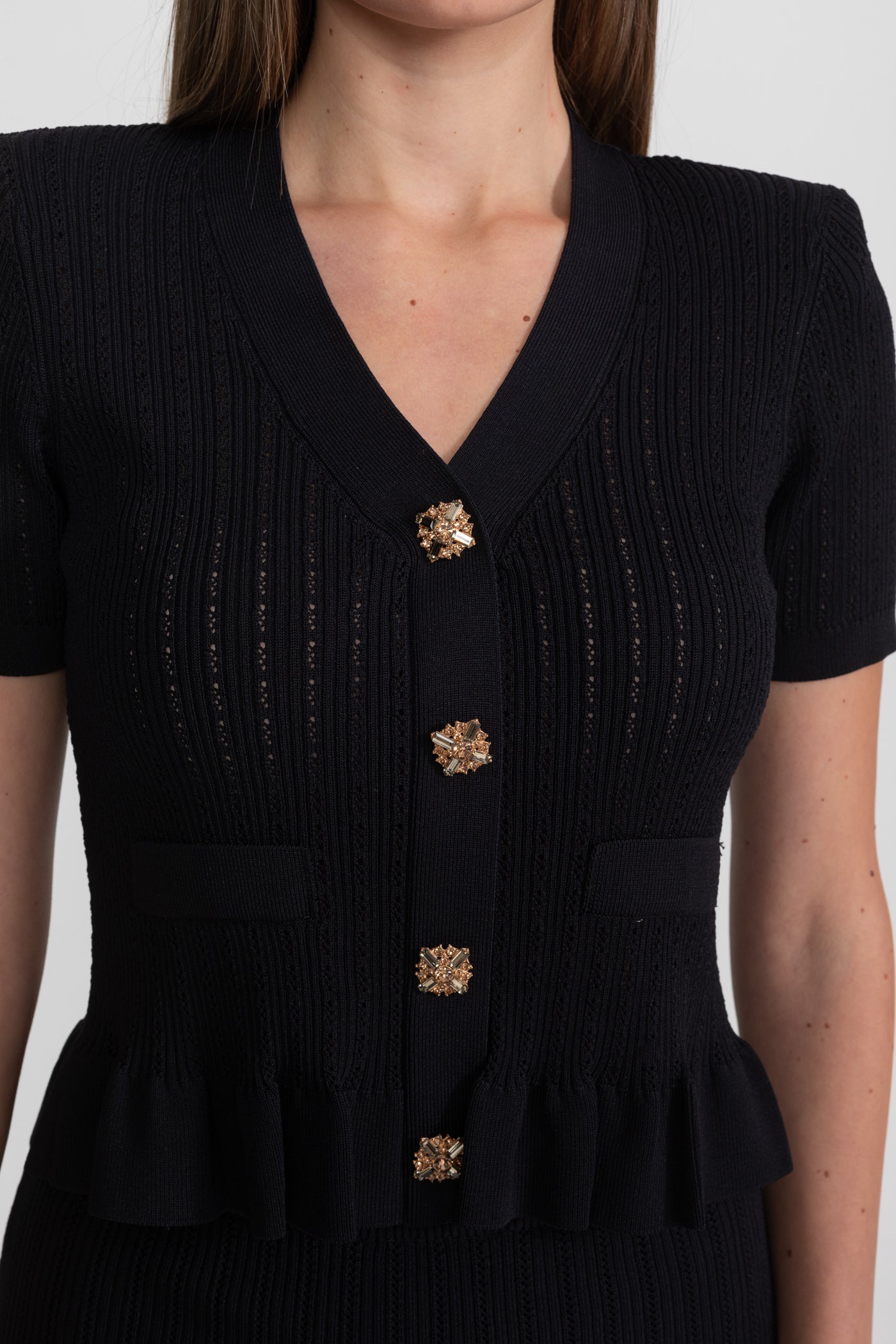Ensemble Midi en Maille avec Taille Peplum et Boutons Dorés – Noir