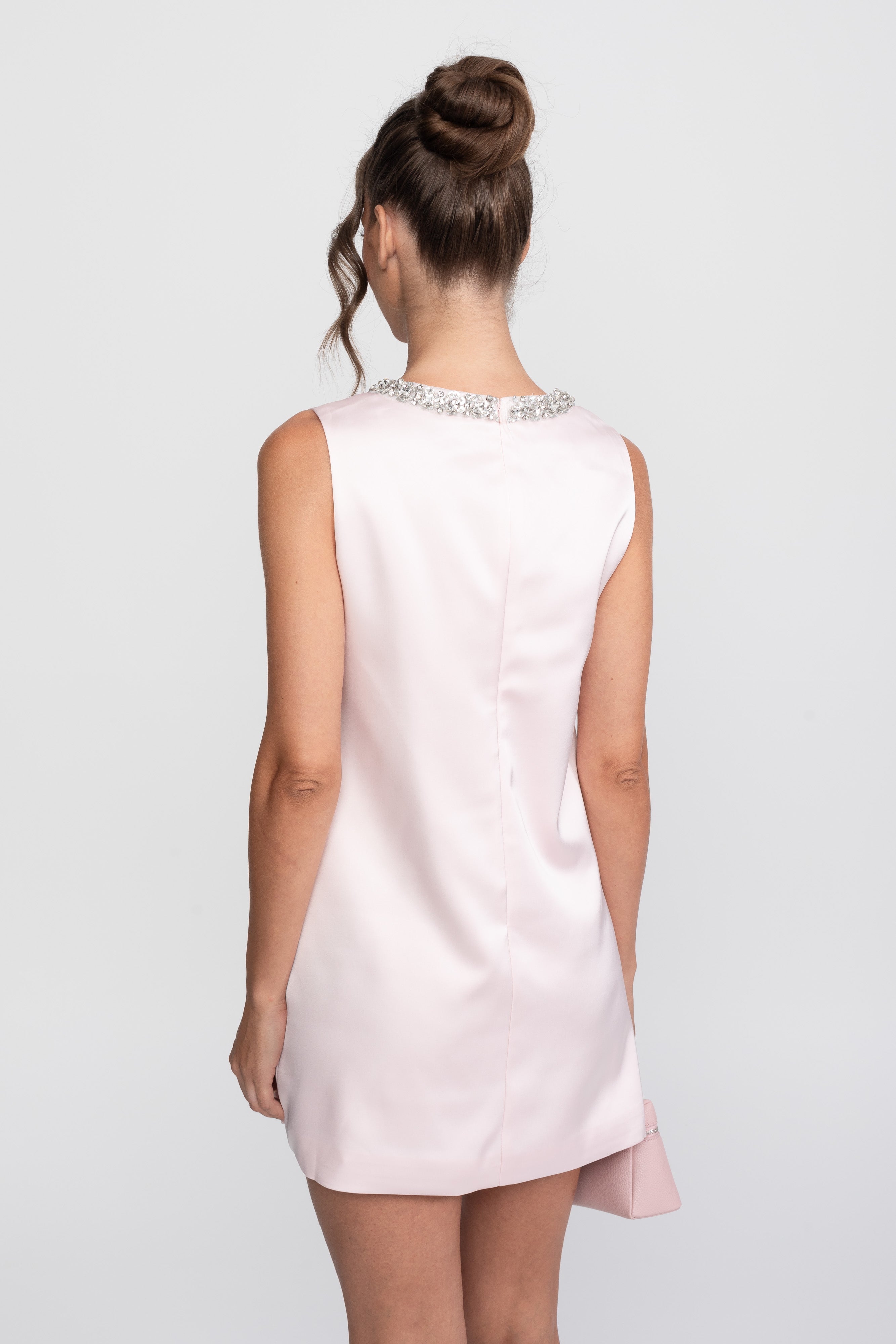 Robe courte shift ornée de cristaux avec nœud en satin - Rose