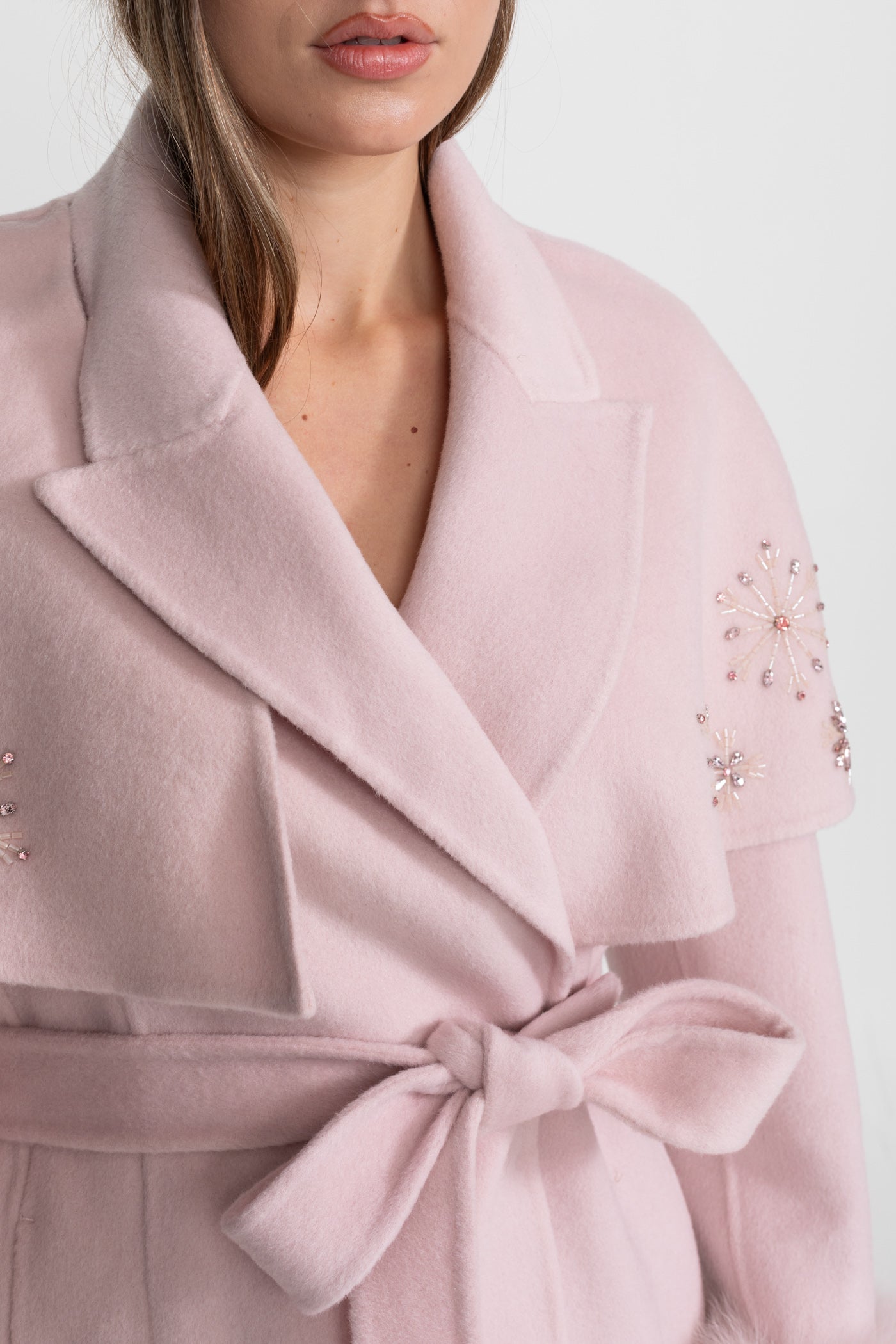 Manteau en laine orné avec poignets en fourrure de renard et cape superposée - Rose