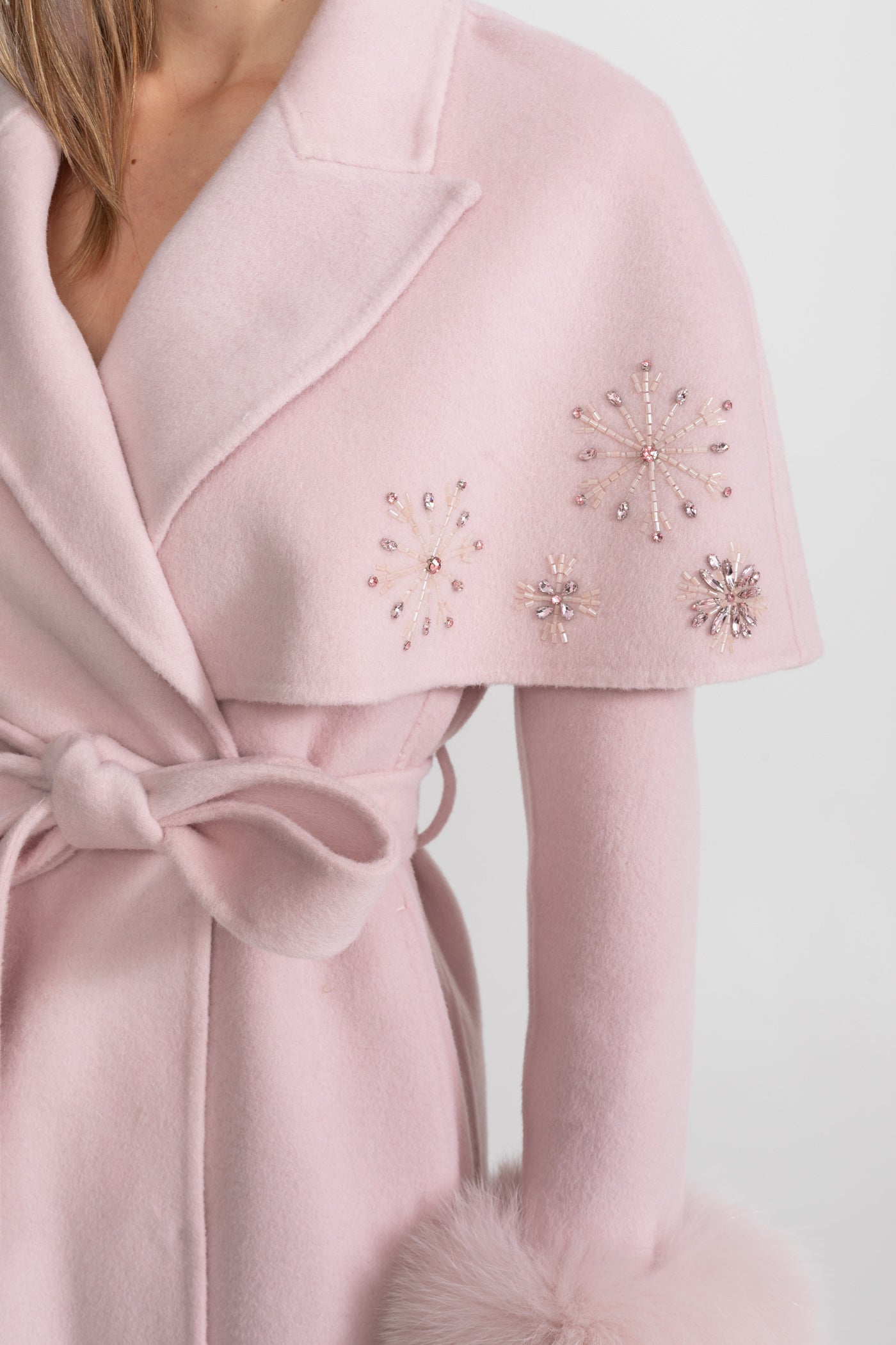 Manteau en laine orné avec poignets en fourrure de renard et cape superposée - Rose