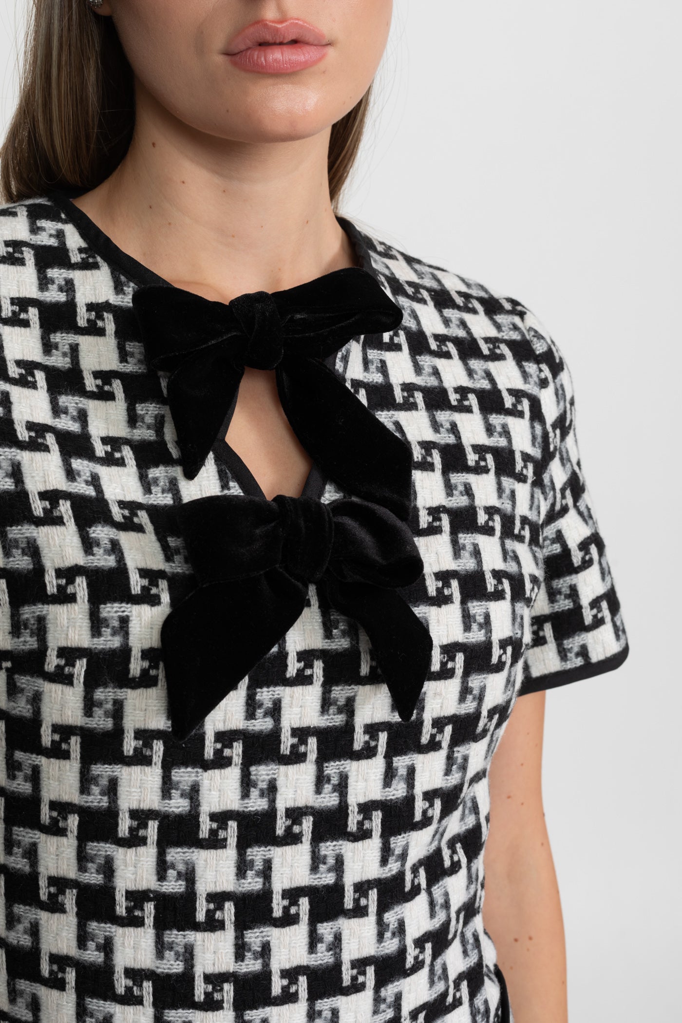 Robe Mini en Tweed à Nœud en Velours avec Motif à Carreaux – Noir et Blanc