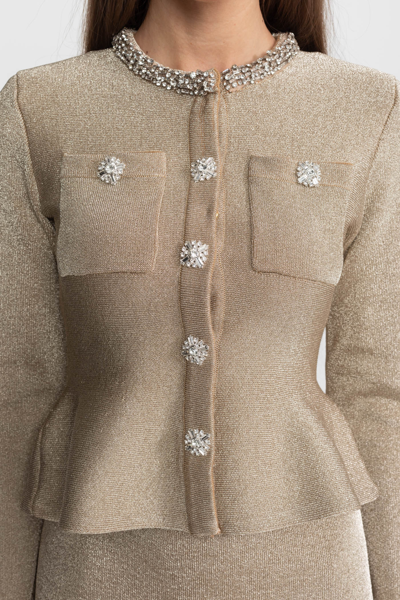 Robe en maille scintillante avec accents de boutons en cristal – Champagne