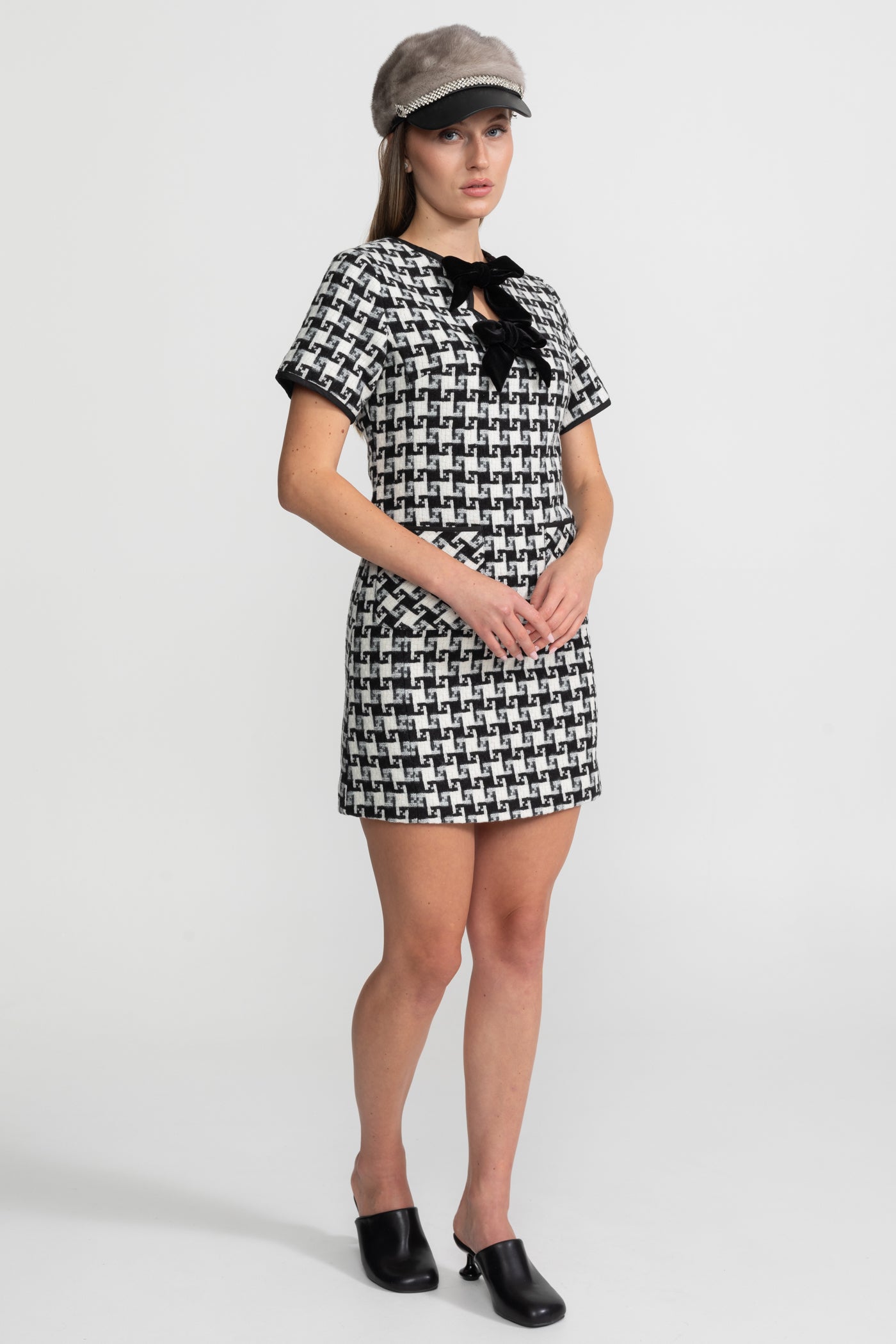 Robe Mini en Tweed à Nœud en Velours avec Motif à Carreaux – Noir et Blanc