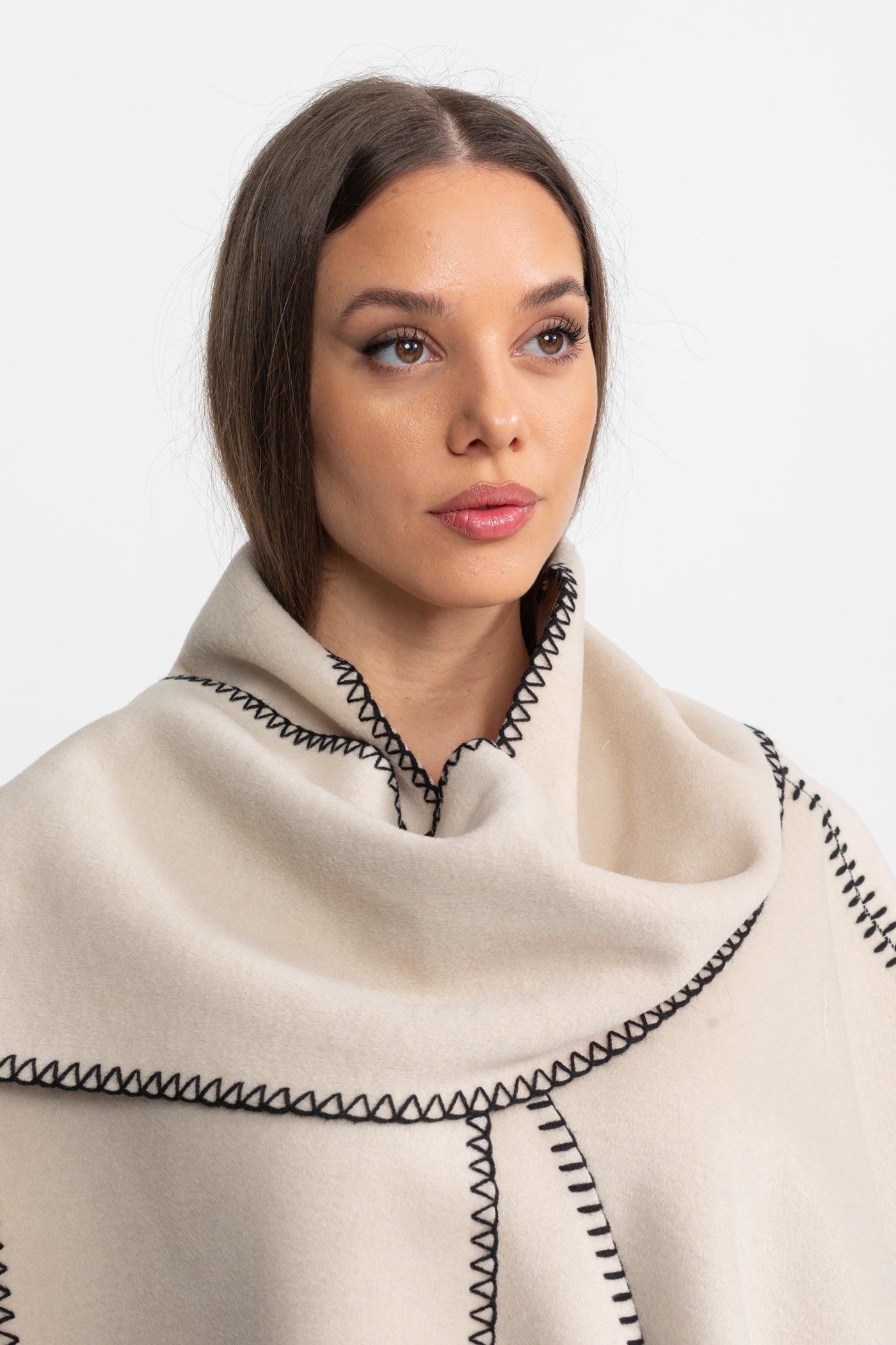 Poncho en mélange de laine avec bordure contrastante en point de surjet – Ivoire