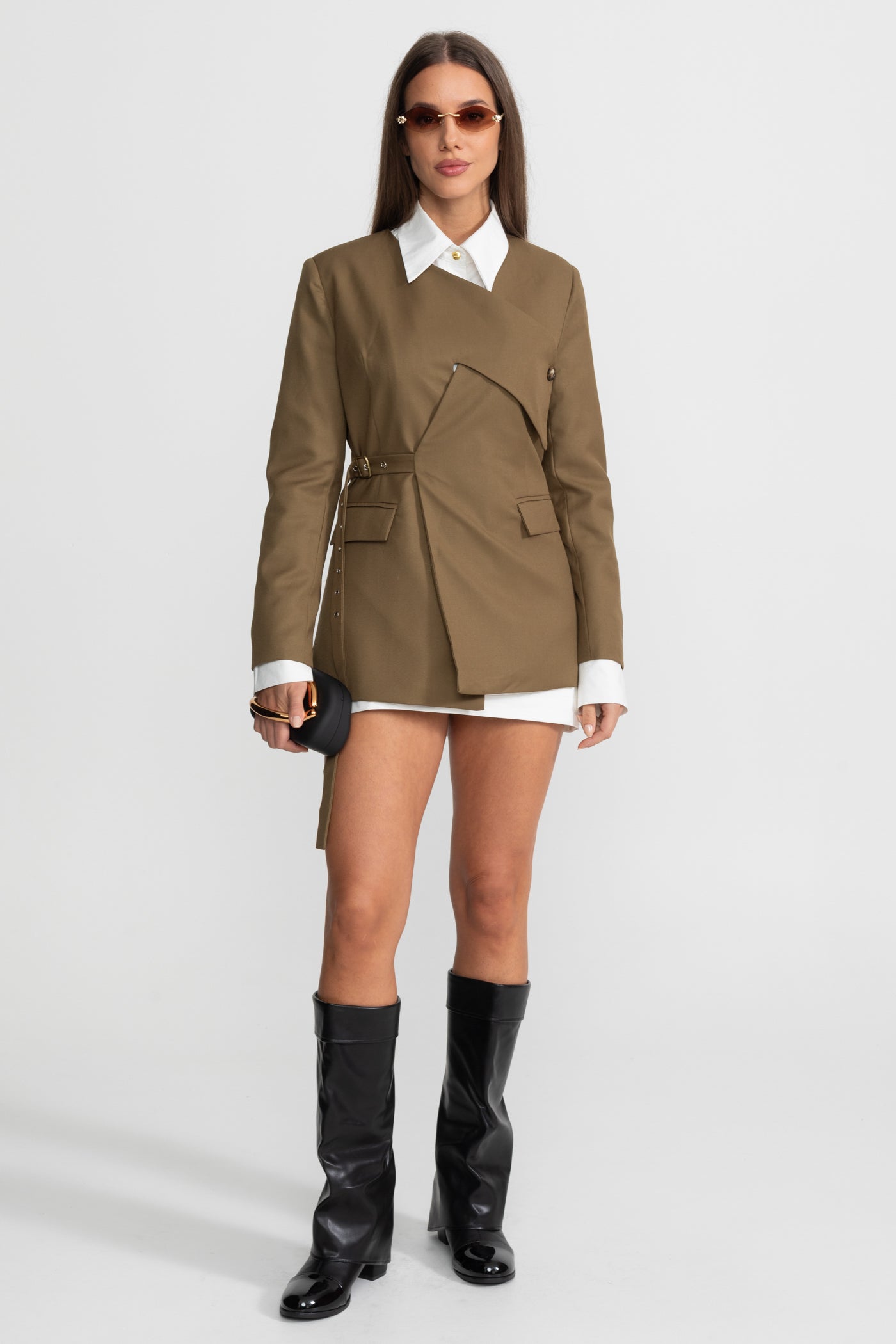 Blazer structuré asymétrique avec détail boucle latérale – Olive