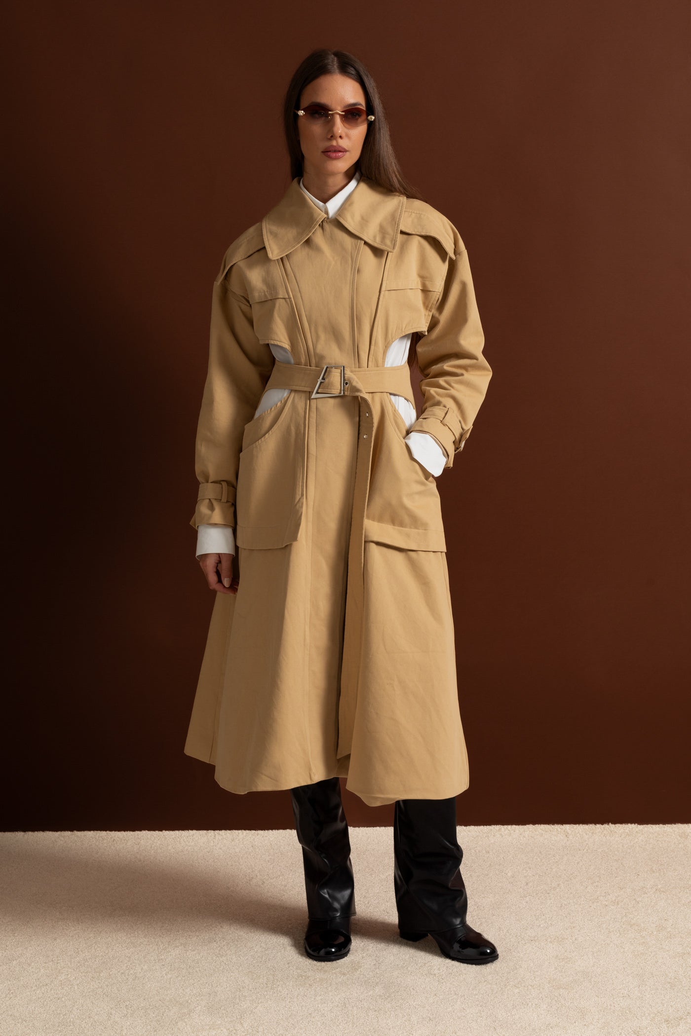 Trench-coat découpé avec taille ceinturée et poches utilitaires - Beige