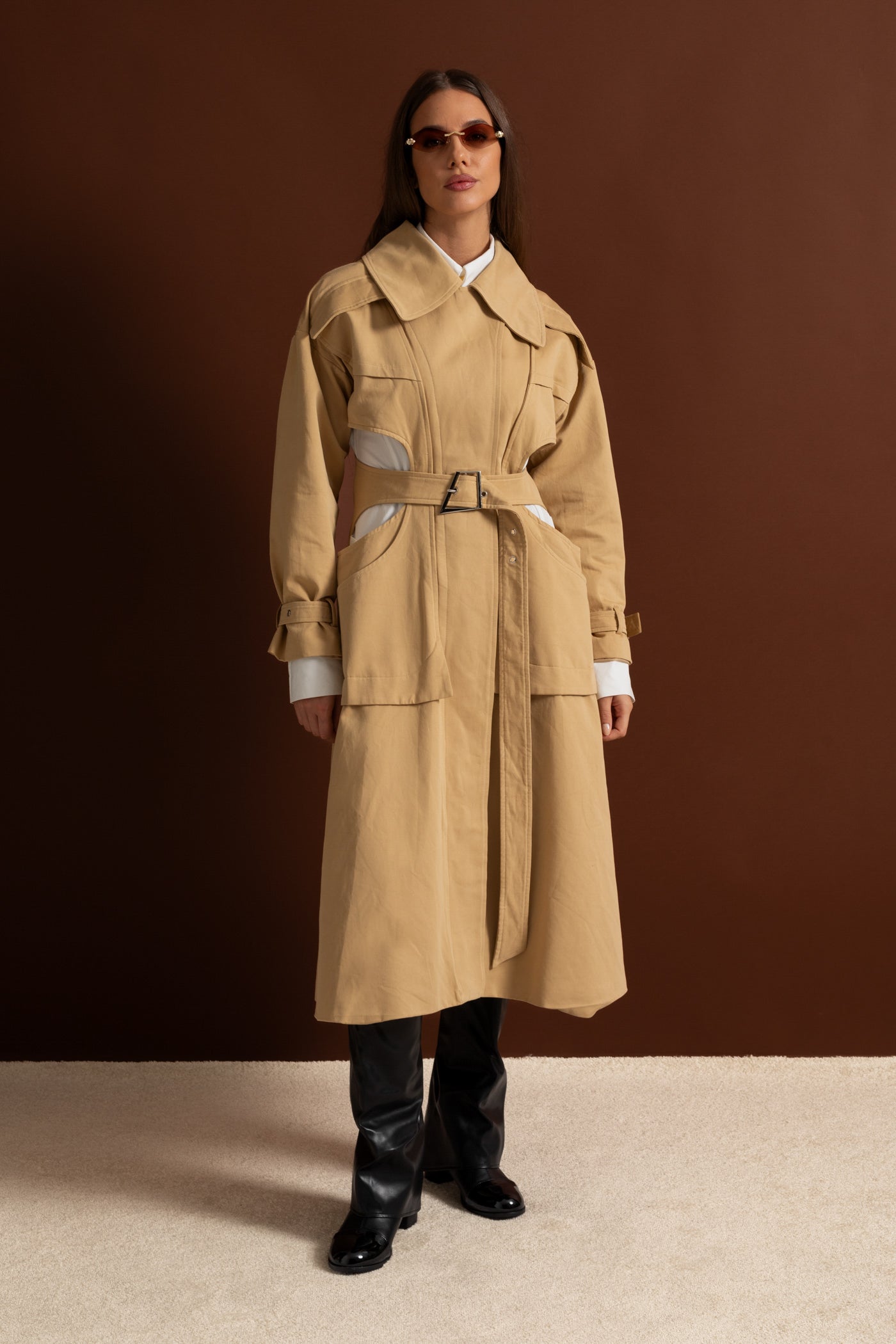 Trench-coat découpé avec taille ceinturée et poches utilitaires - Beige