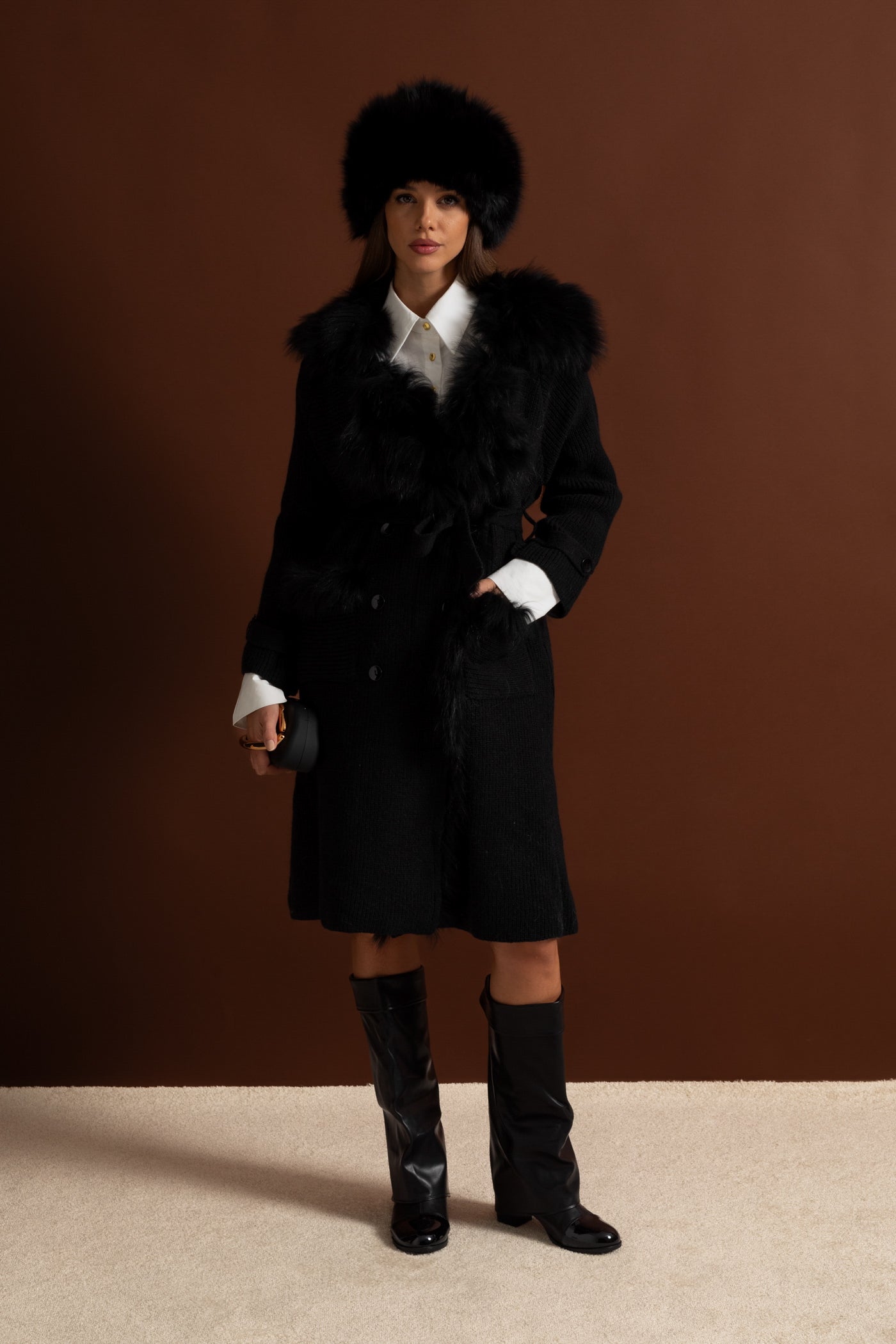 Manteau long en laine à double boutonnage avec garniture en fourrure – Noir