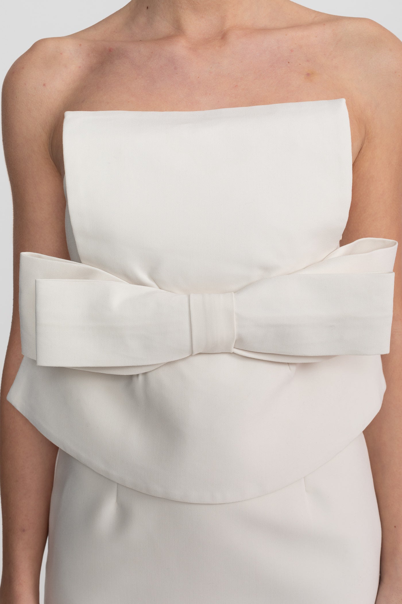 Robe Mini Bustier avec Nœud Oversize à la Taille et Surcouche Péplum - Blanc