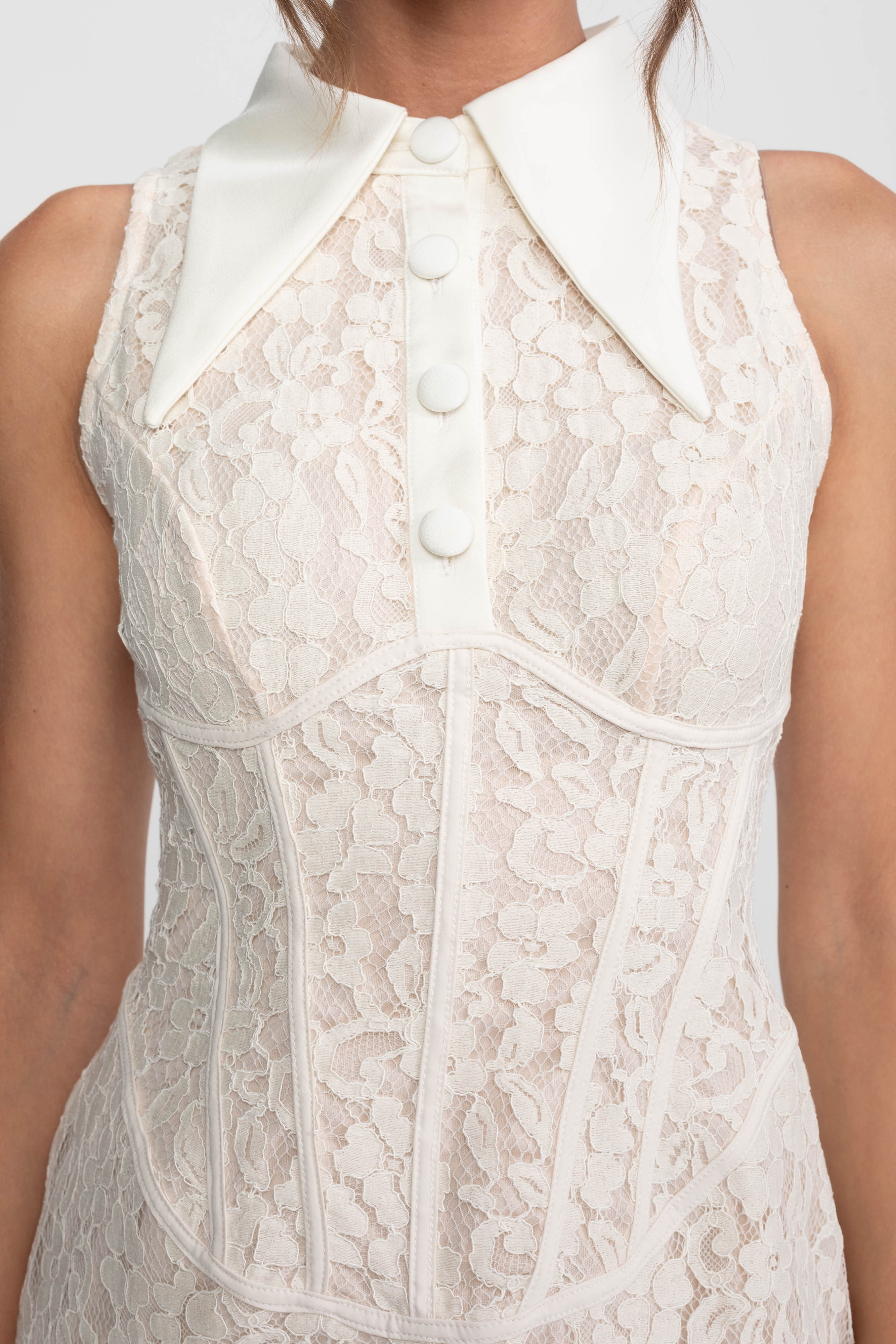 Robe mini corset en dentelle avec col et devant boutonné - Ivoire