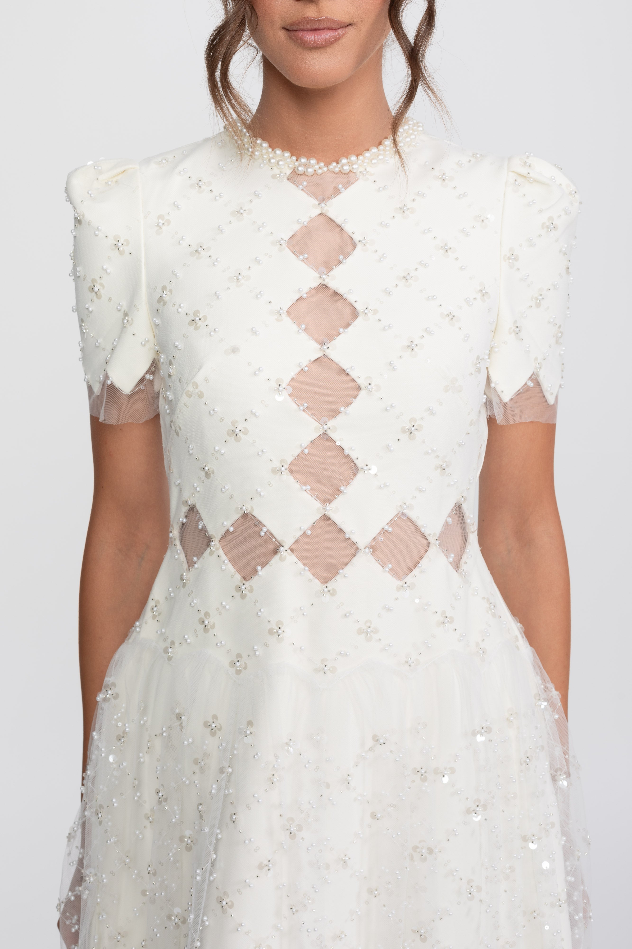 Robe perlée à découpes en diamant avec bordure en perles - Blanc