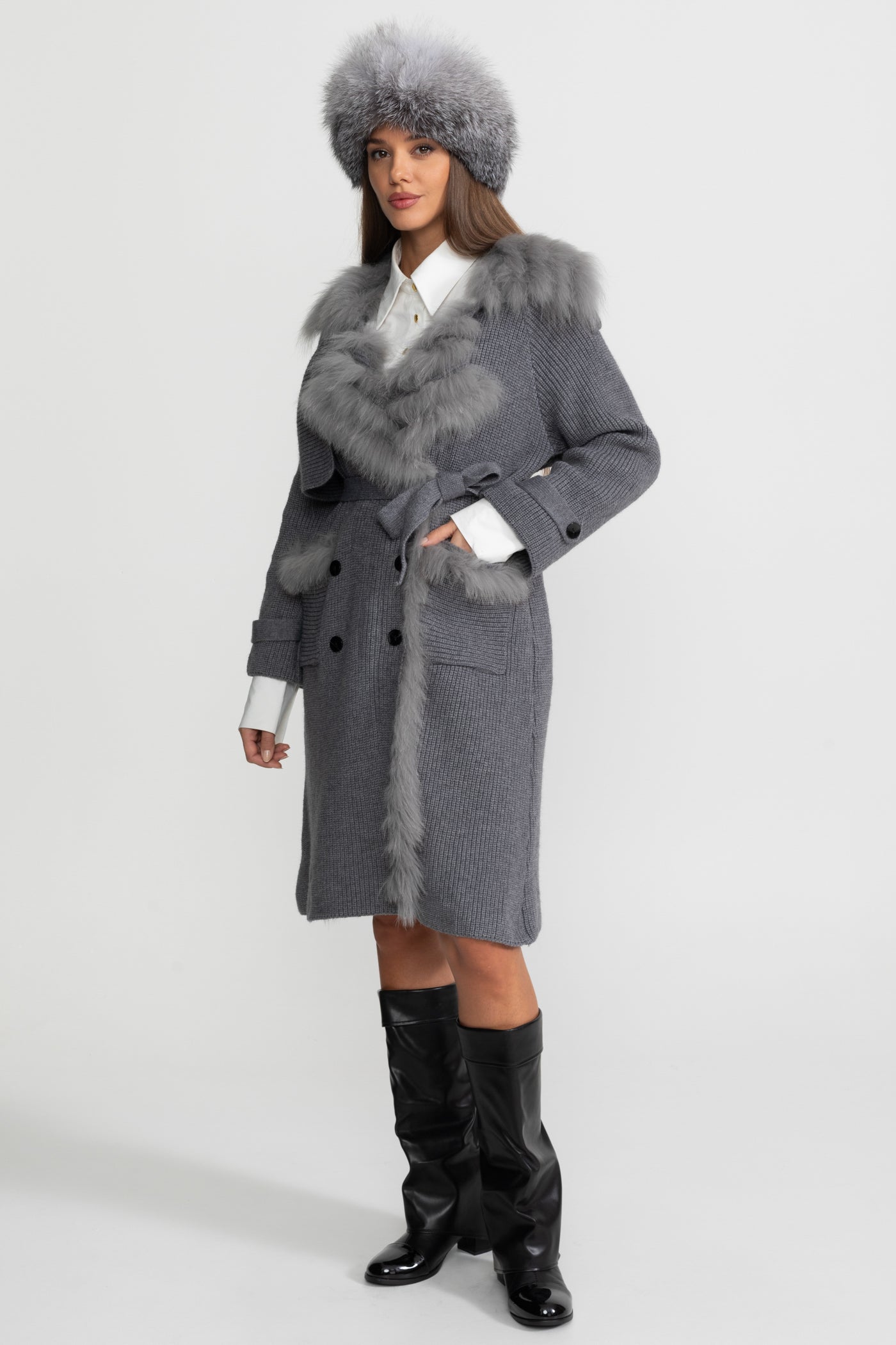 Manteau en laine tricotée à double boutonnage avec bordure en fourrure – Gris