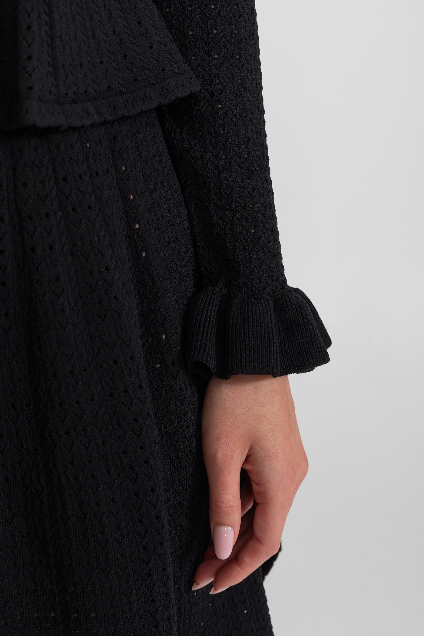 Robe Mini en Maille avec Taille à Basque et Détail Bouton Doré - Noir