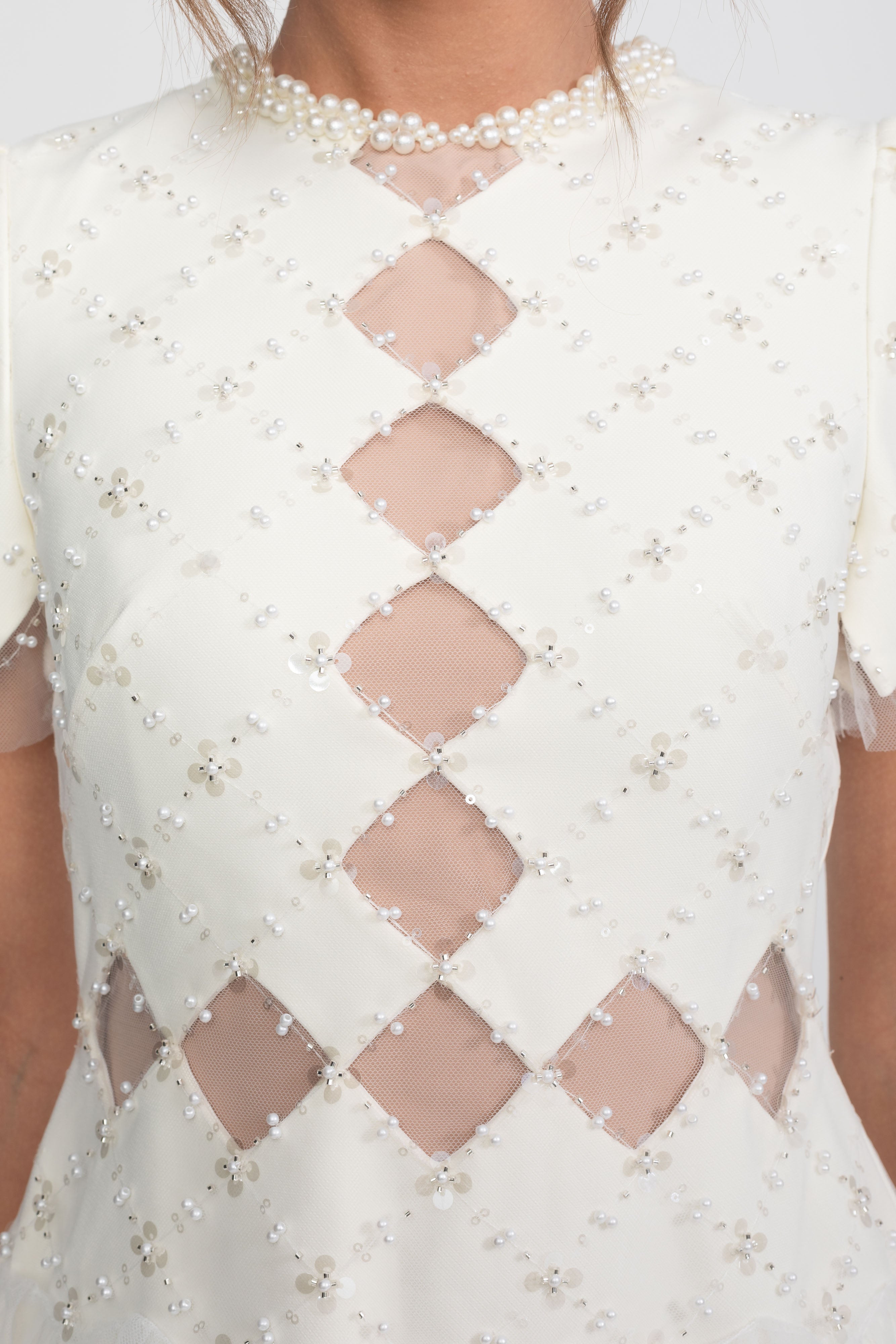 Robe perlée à découpes en diamant avec bordure en perles - Blanc