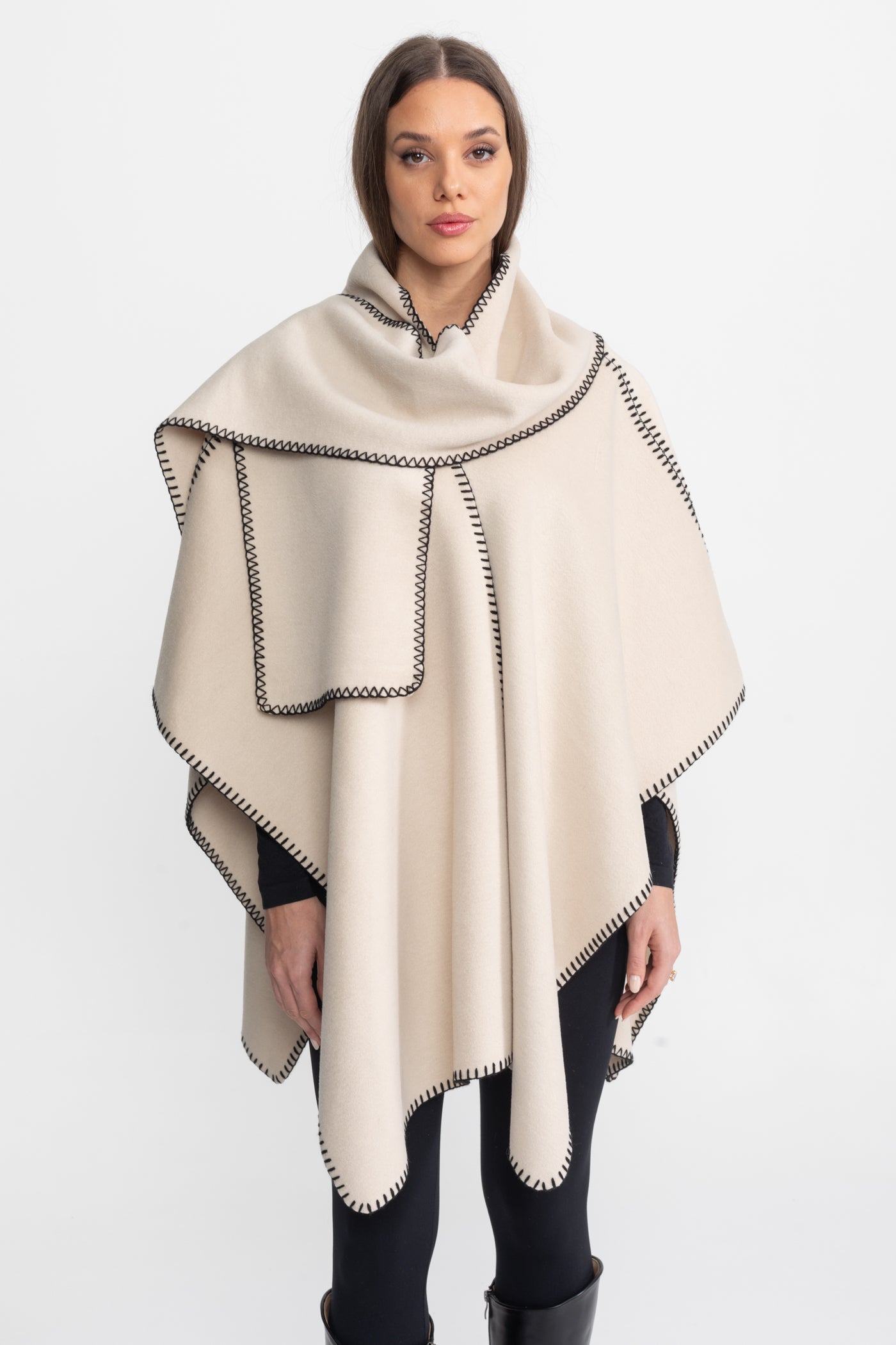 Poncho en mélange de laine avec bordure contrastante en point de surjet – Ivoire