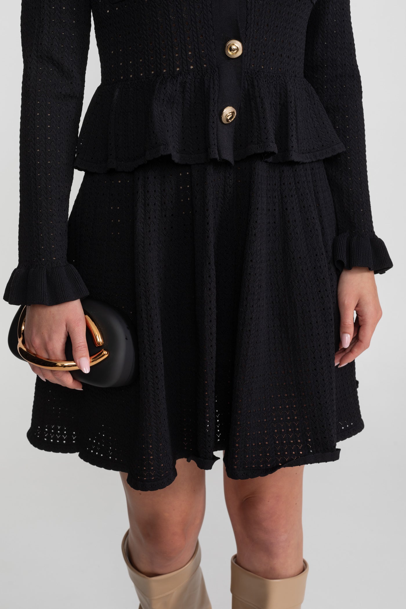 Robe Mini en Maille avec Taille à Basque et Détail Bouton Doré - Noir