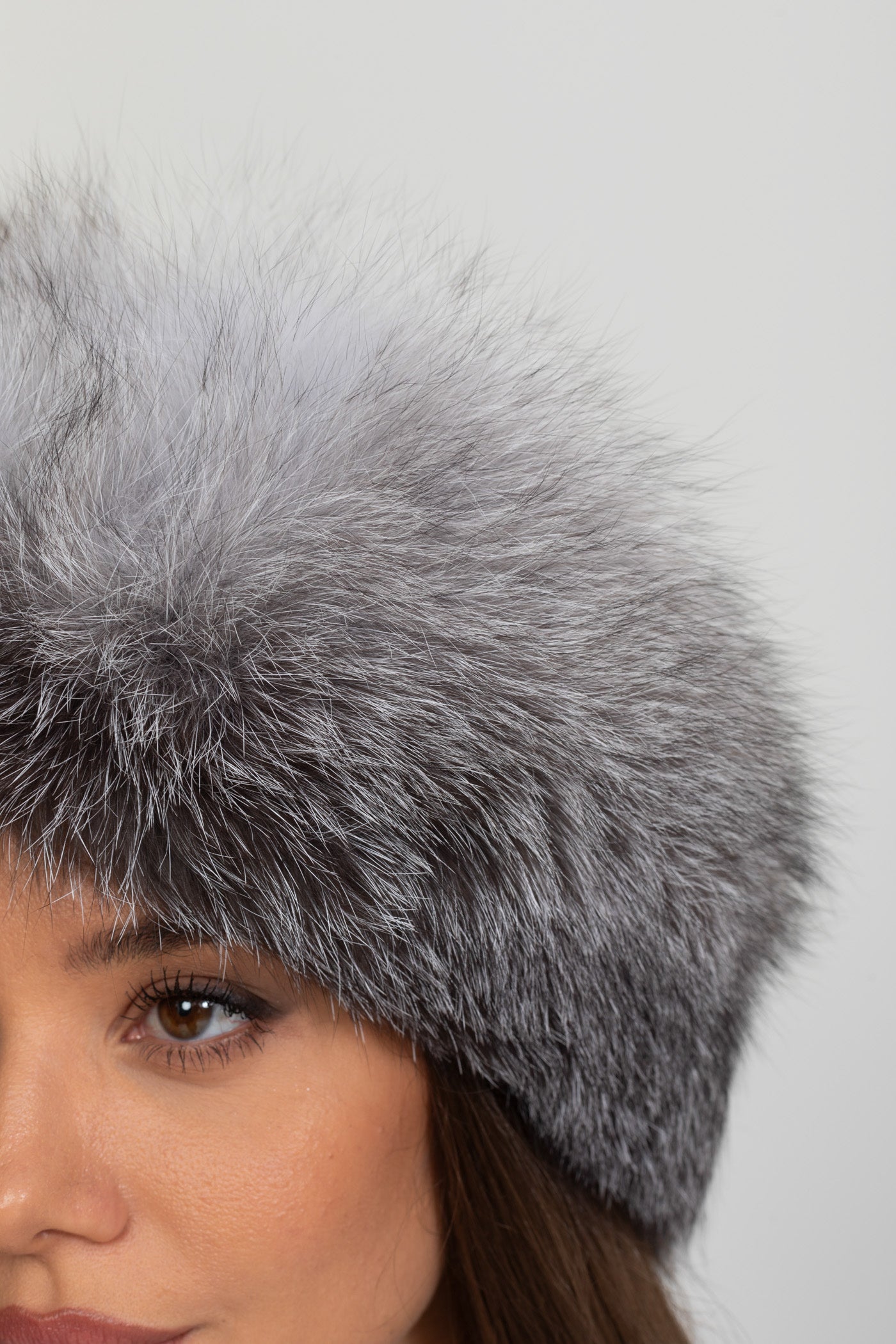 Chapeau en véritable fourrure de renard orné de pompons avec liens – Gris