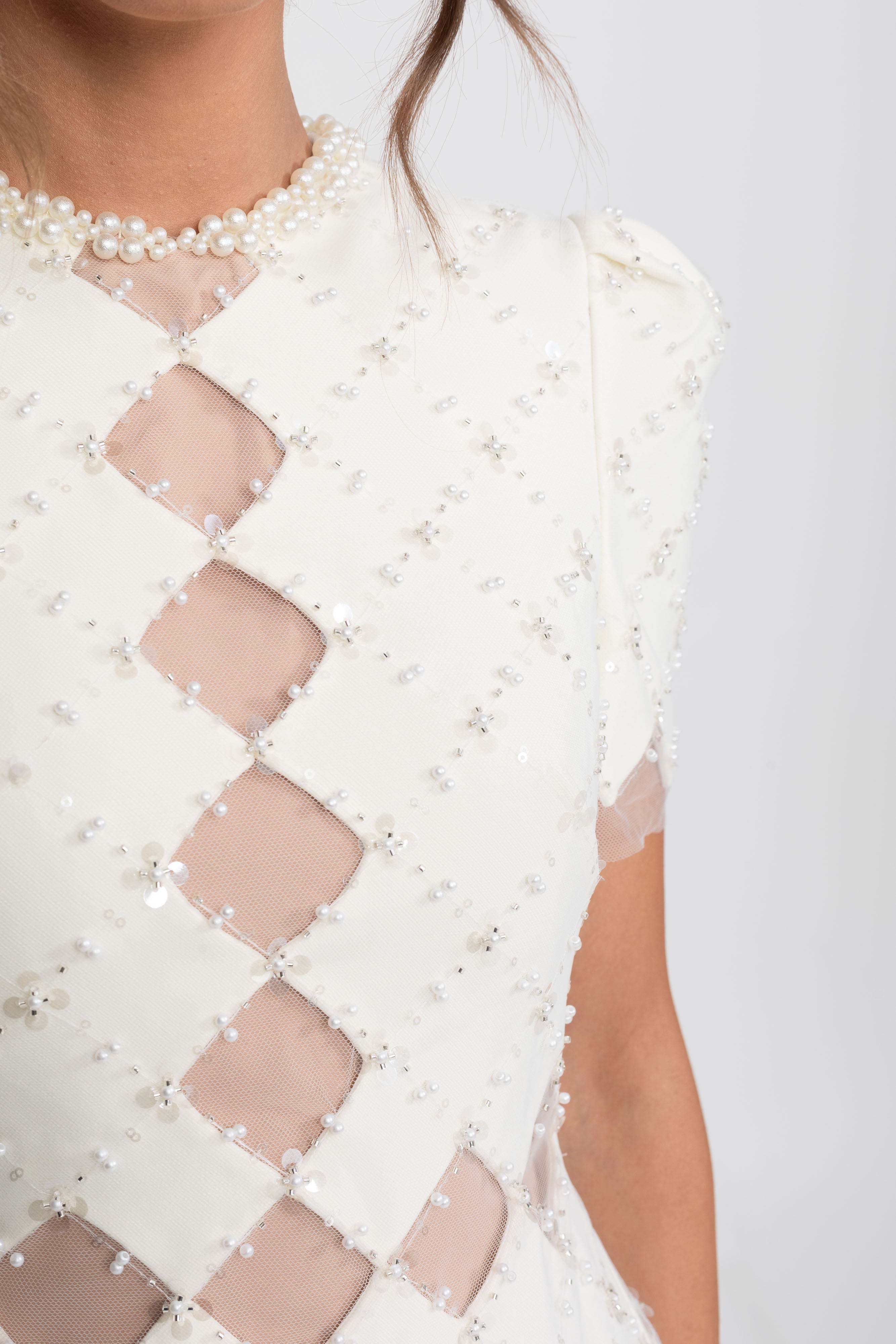 Robe perlée à découpes en diamant avec bordure en perles - Blanc